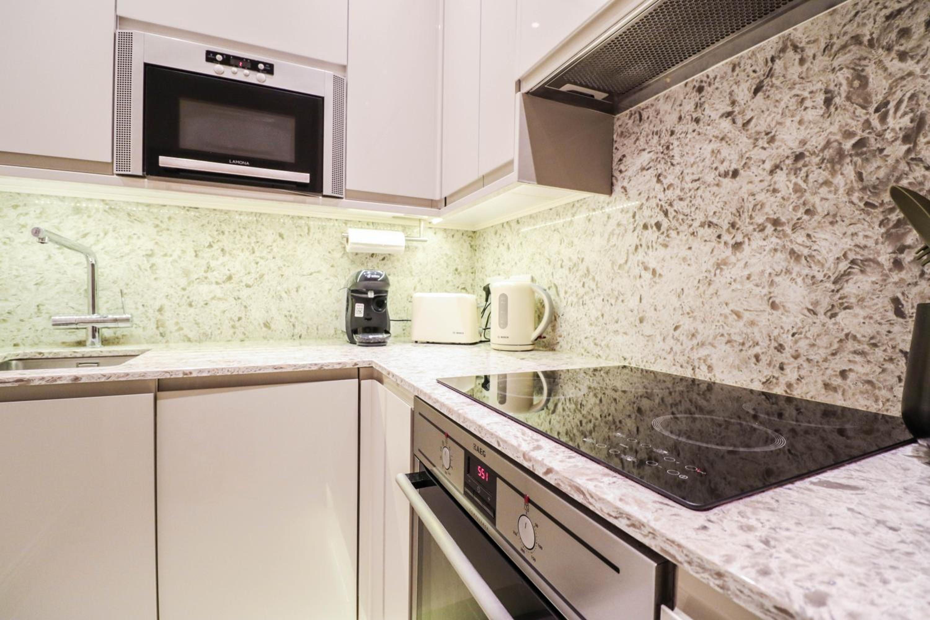 Elegant One-Bedroom! Kensington Flat with Patio