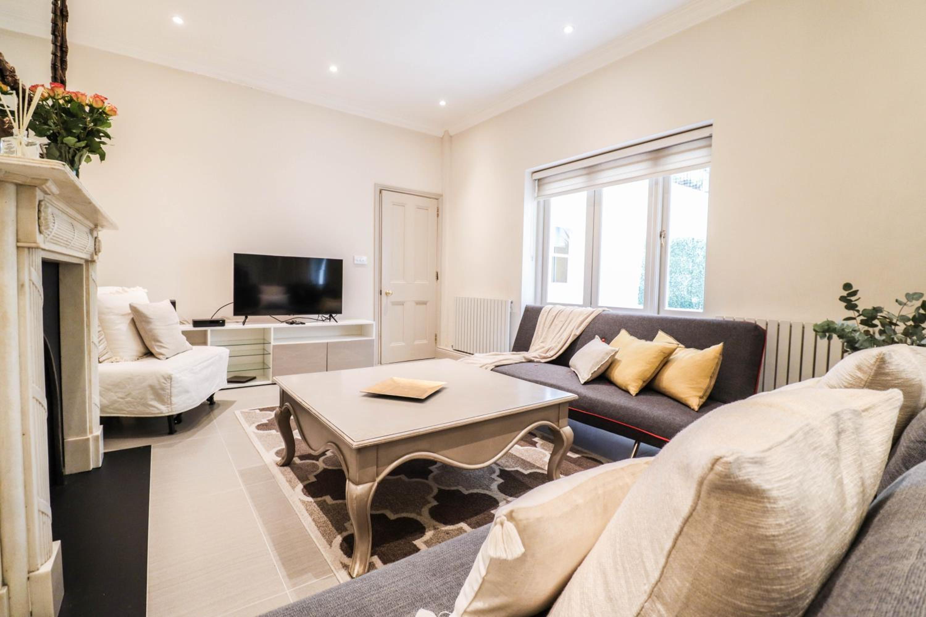 Elegant One-Bedroom! Kensington Flat with Patio