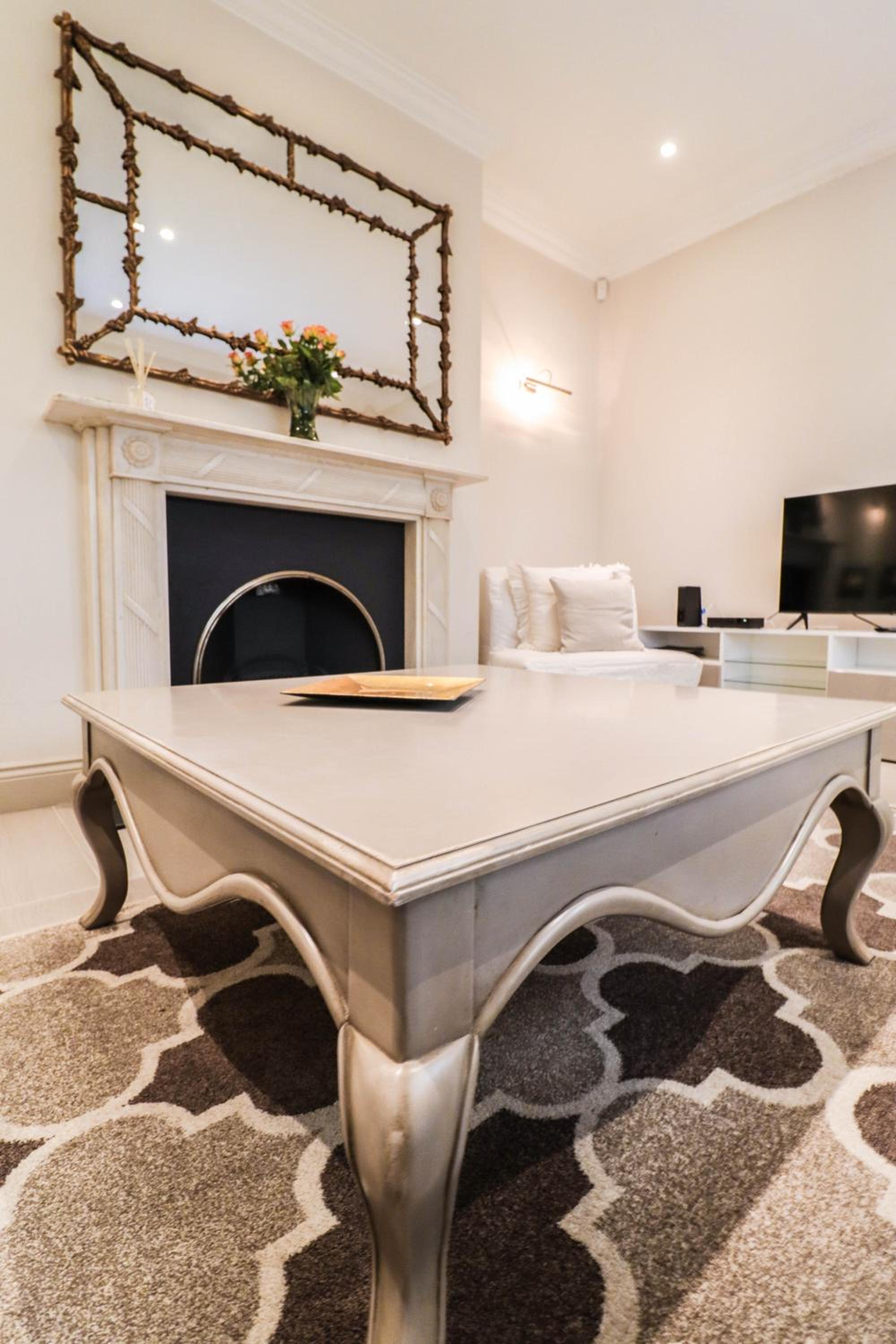Elegant One-Bedroom! Kensington Flat with Patio