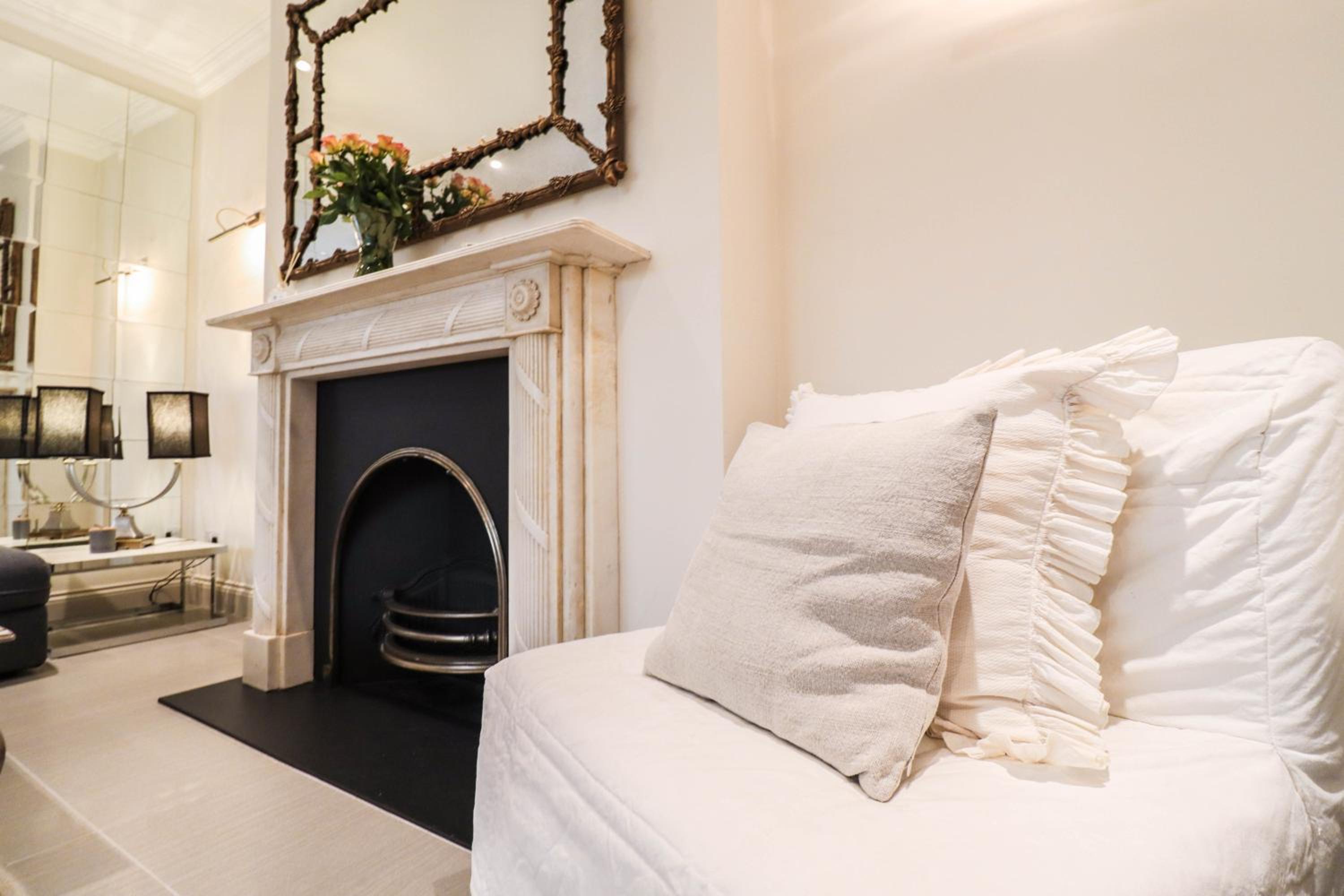 Elegant One-Bedroom! Kensington Flat with Patio