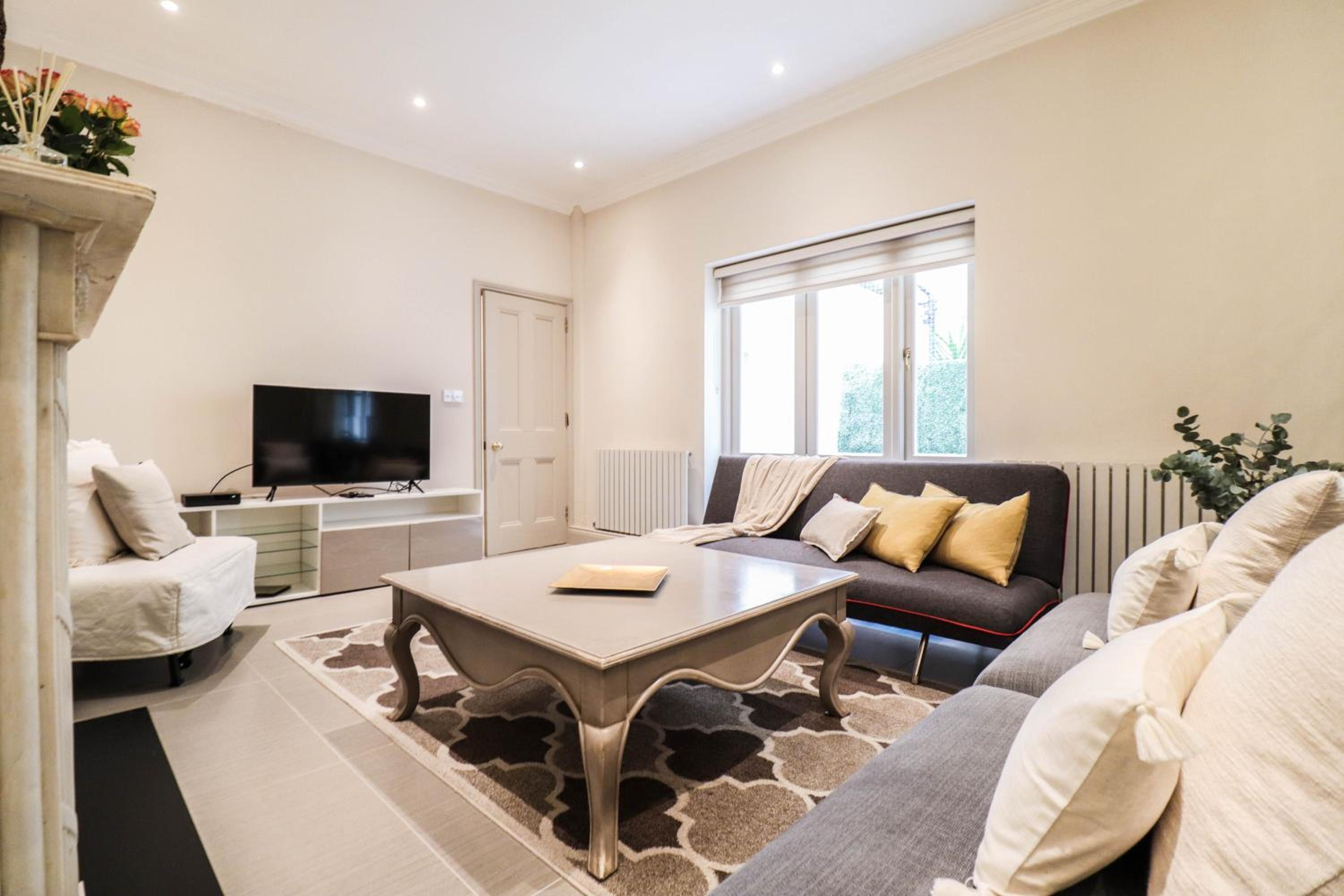 Elegant One-Bedroom! Kensington Flat with Patio