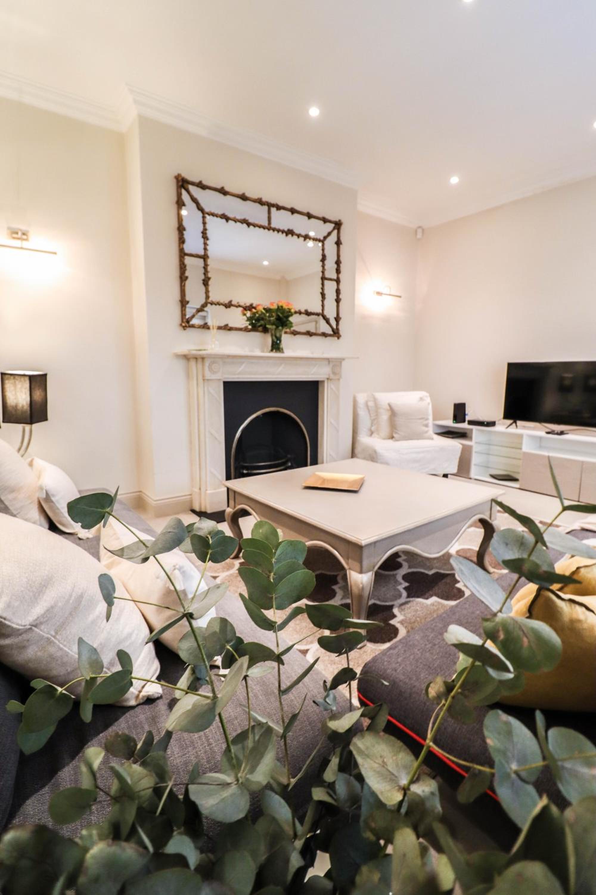 Elegant One-Bedroom! Kensington Flat with Patio