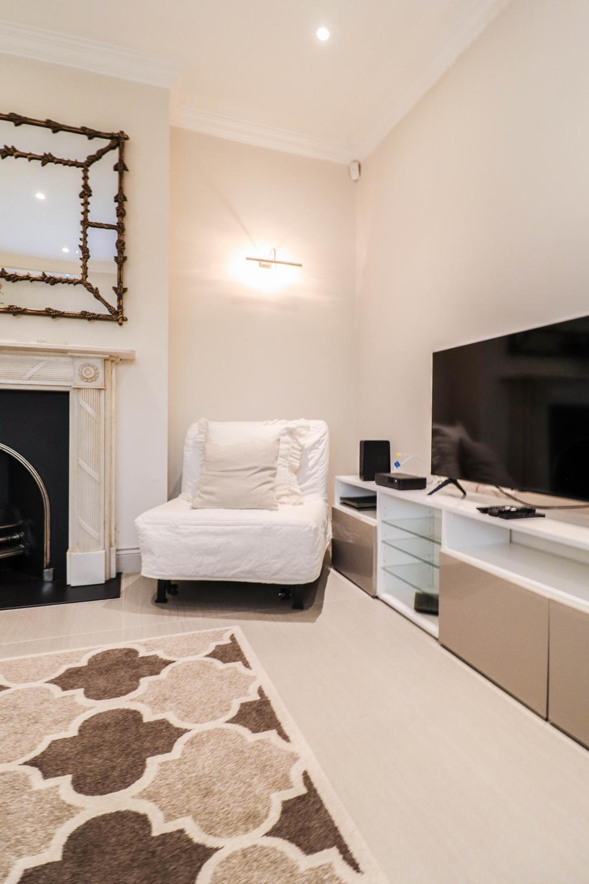 Elegant One-Bedroom! Kensington Flat with Patio
