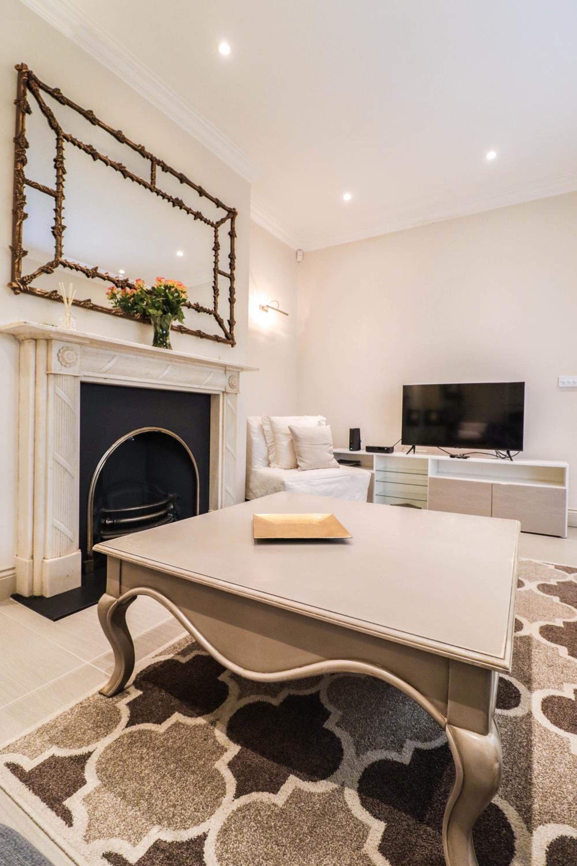 Elegant One-Bedroom! Kensington Flat with Patio