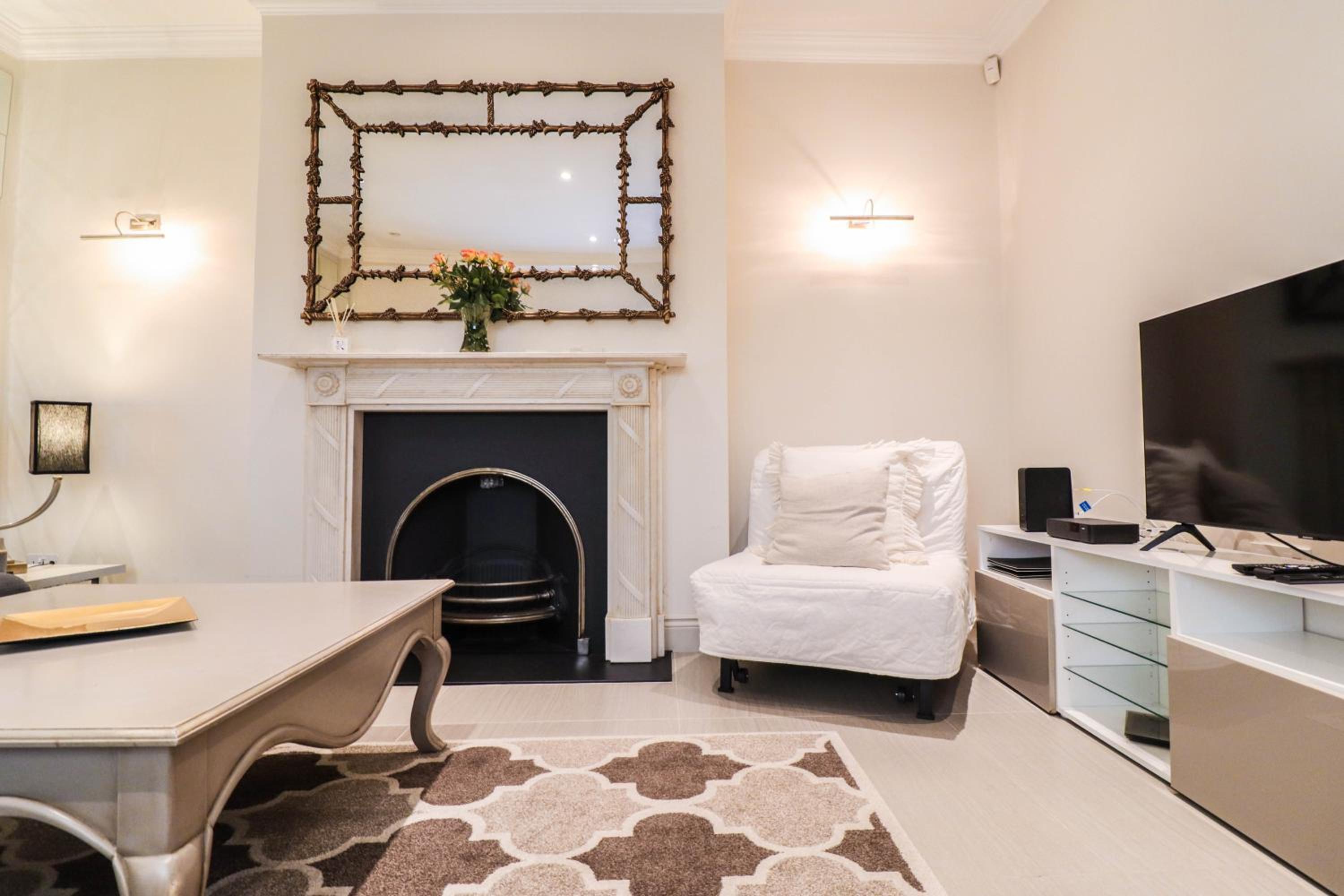 Elegant One-Bedroom! Kensington Flat with Patio