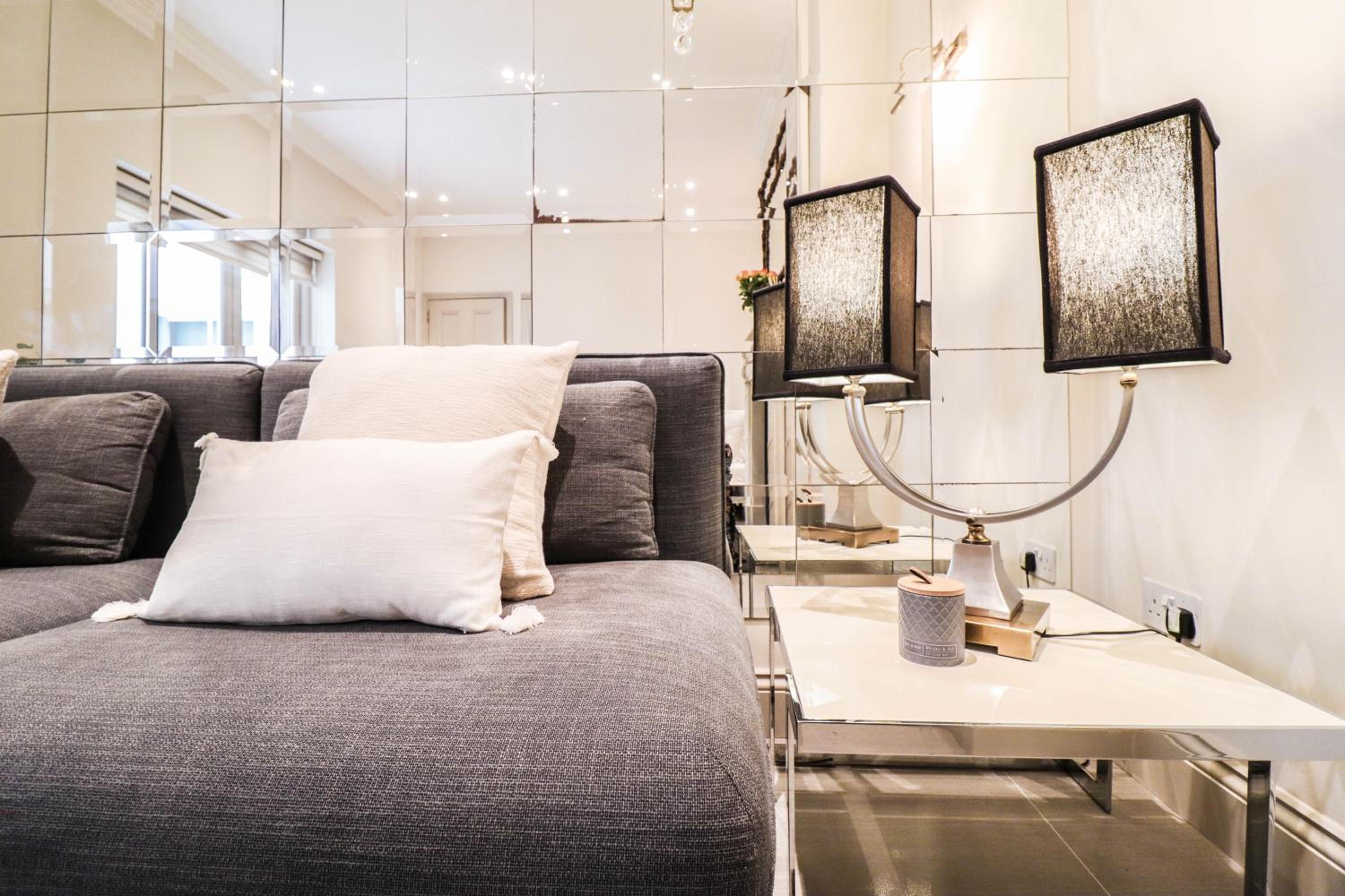 Elegant One-Bedroom! Kensington Flat with Patio