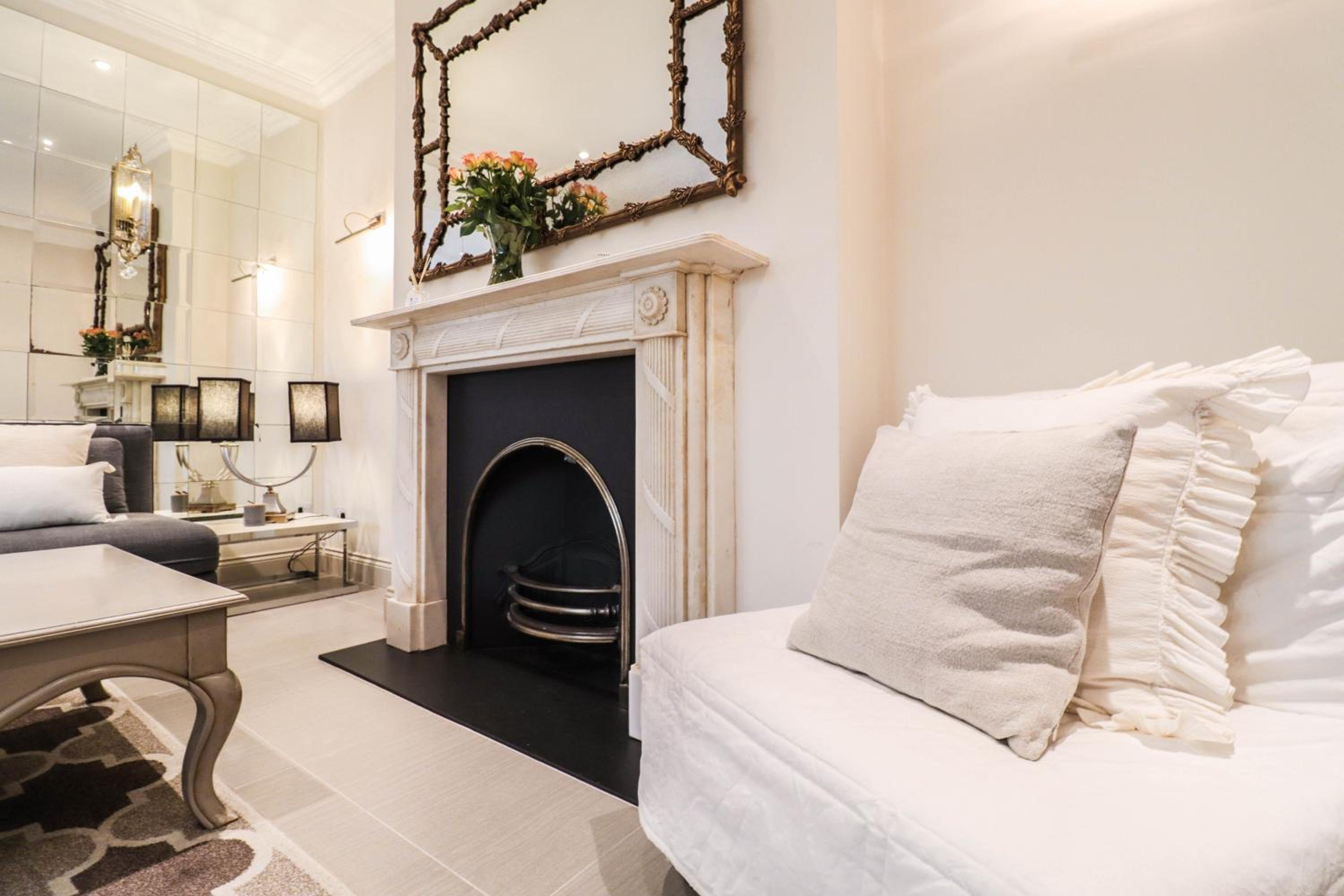 Elegant One-Bedroom! Kensington Flat with Patio