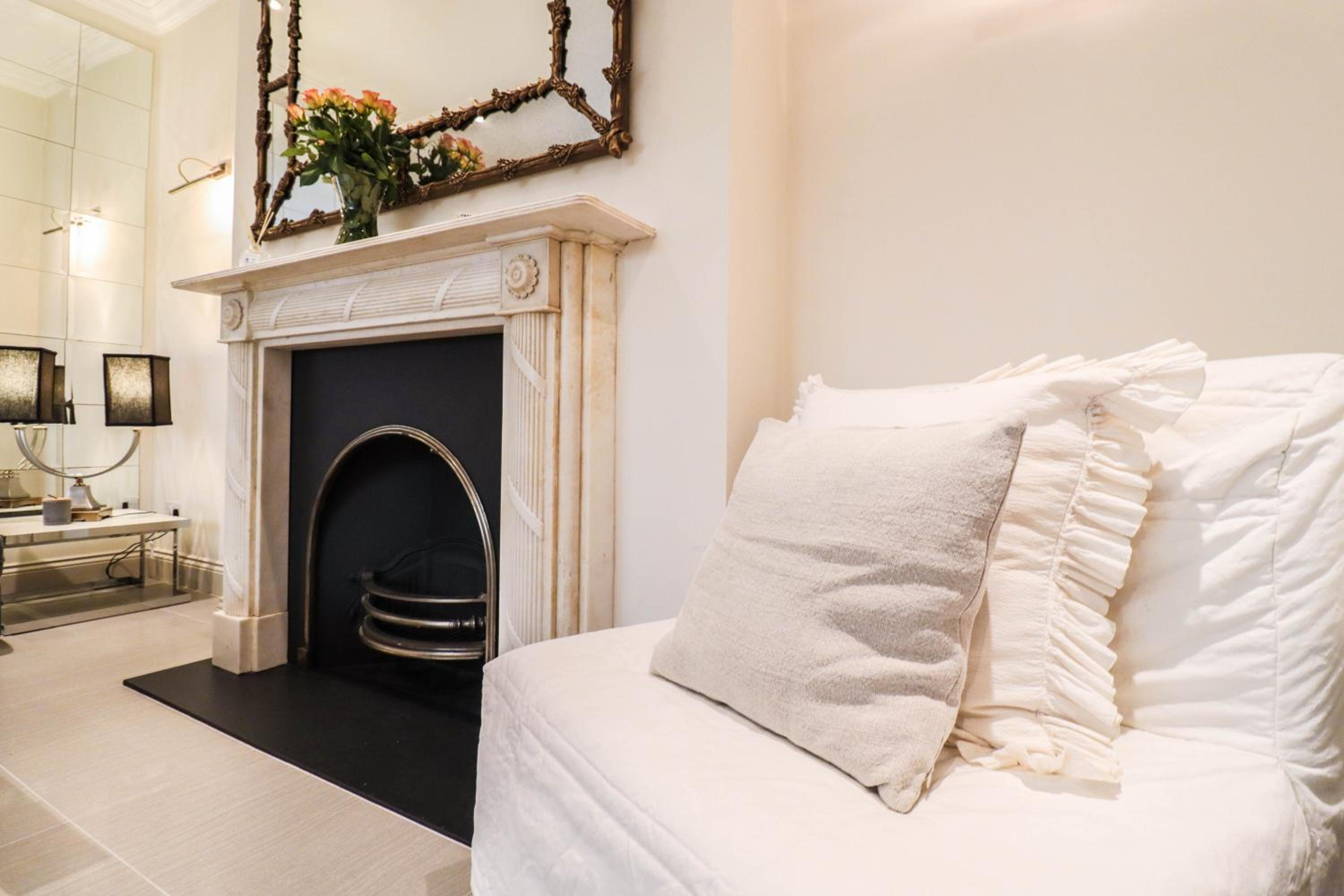 Elegant One-Bedroom! Kensington Flat with Patio