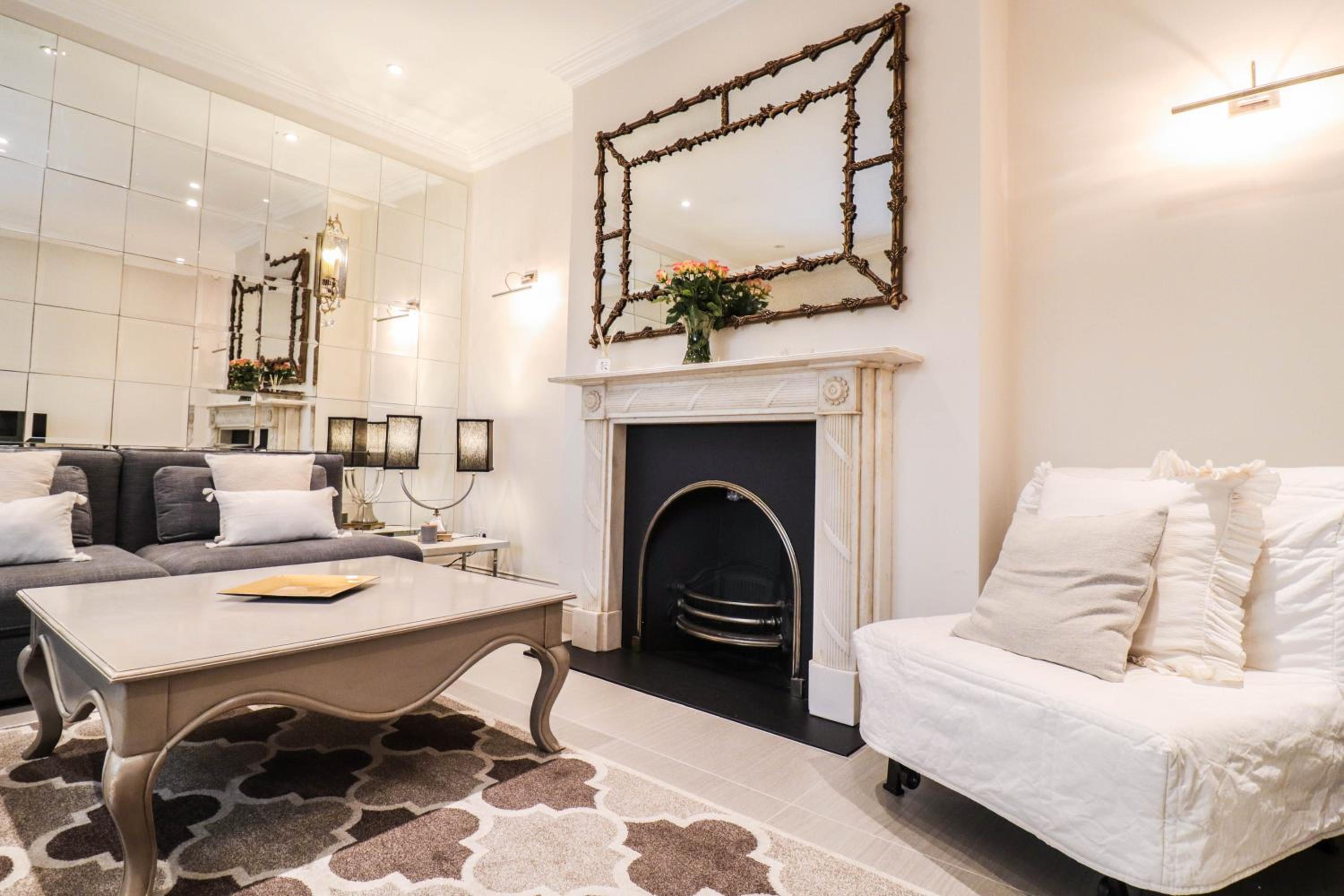 Elegant One-Bedroom! Kensington Flat with Patio