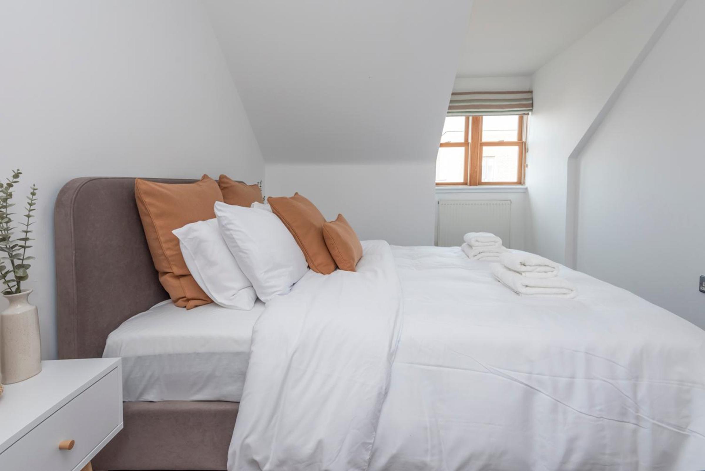 The Loft - Spacious Luxury 2 bed 2 bath with FREE Secure Parking and tube close by