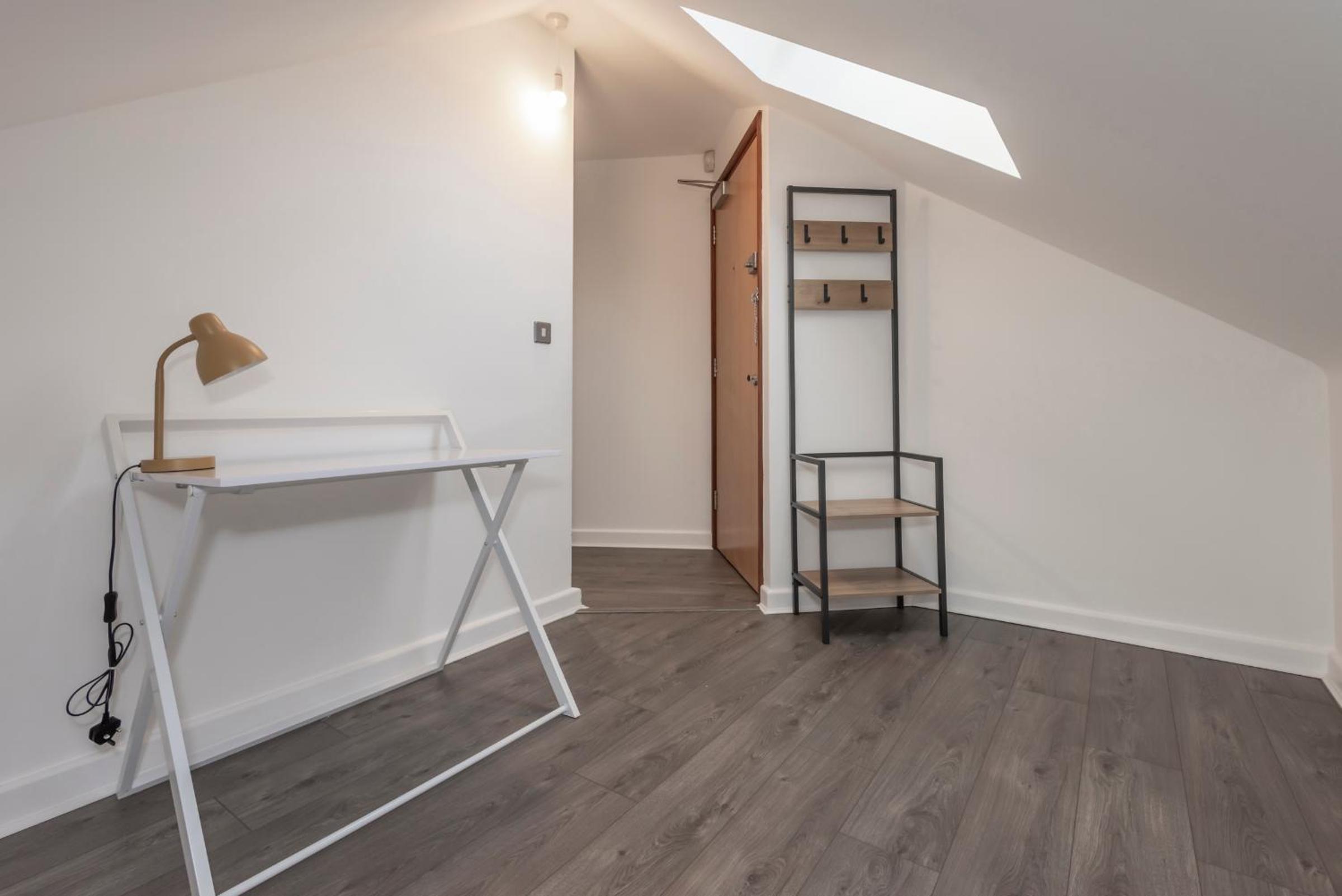 The Loft - Spacious Luxury 2 bed 2 bath with FREE Secure Parking and tube close by