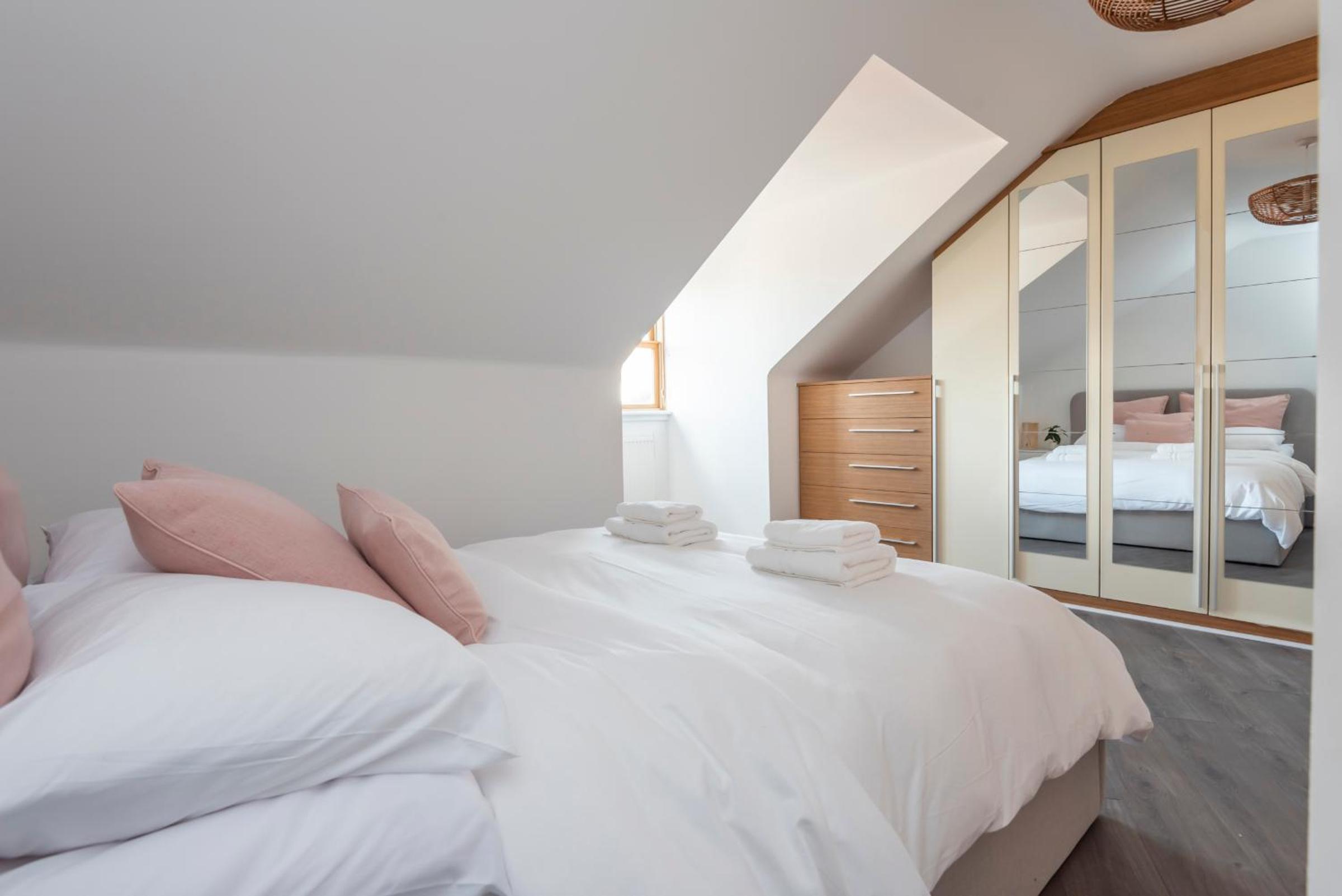 The Loft - Spacious Luxury 2 bed 2 bath with FREE Secure Parking and tube close by
