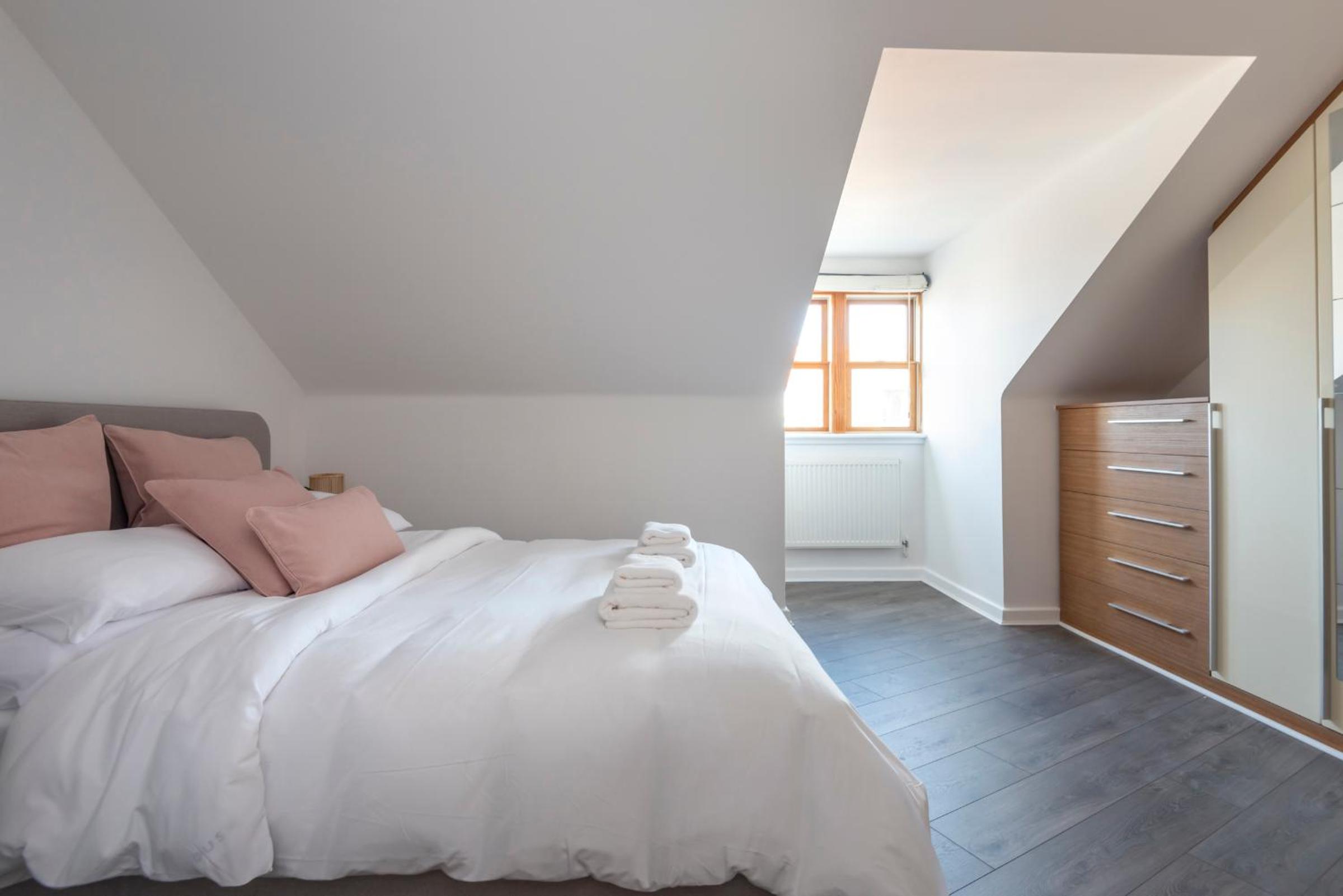 The Loft - Spacious Luxury 2 bed 2 bath with FREE Secure Parking and tube close by