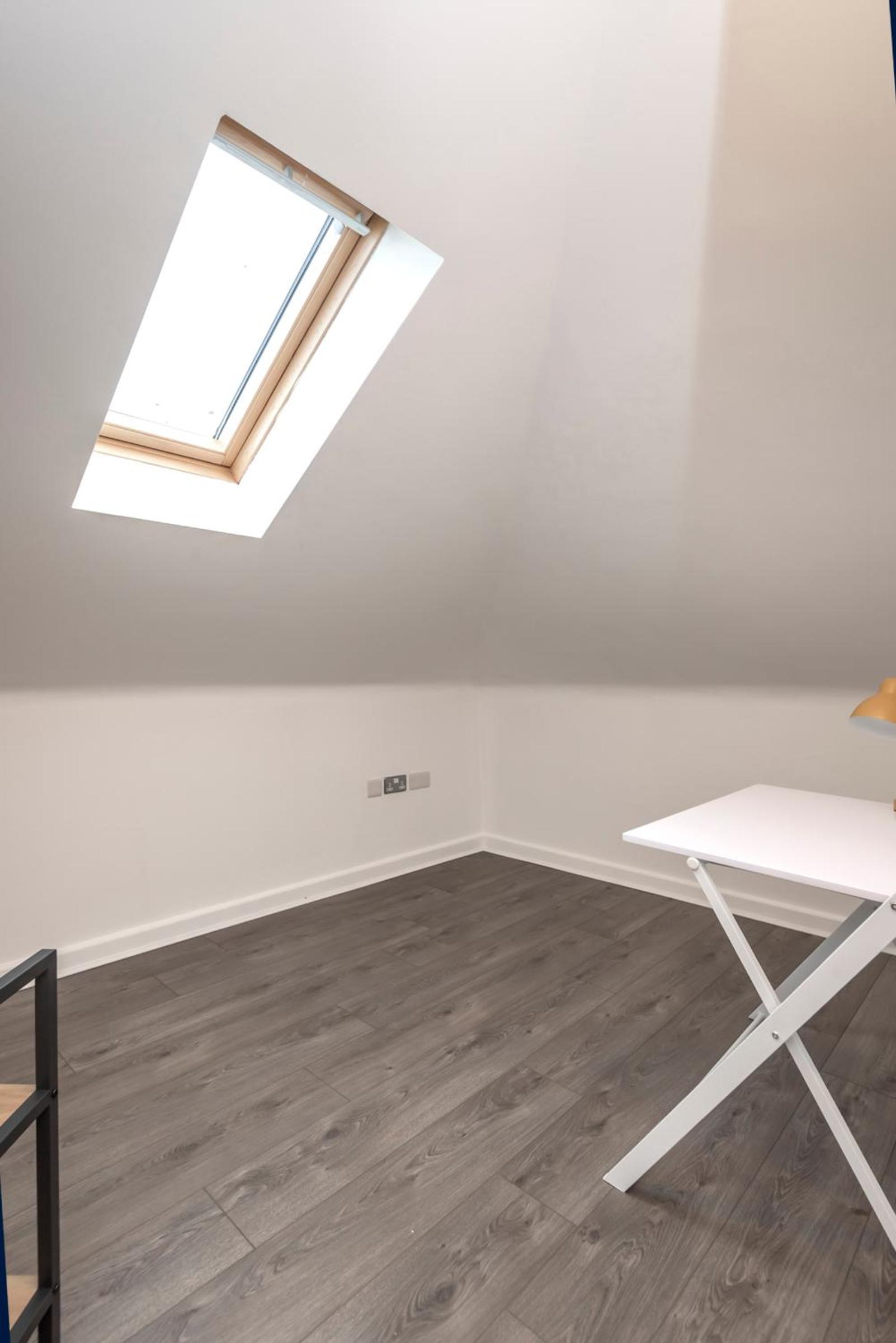 The Loft - Spacious Luxury 2 bed 2 bath with FREE Secure Parking and tube close by