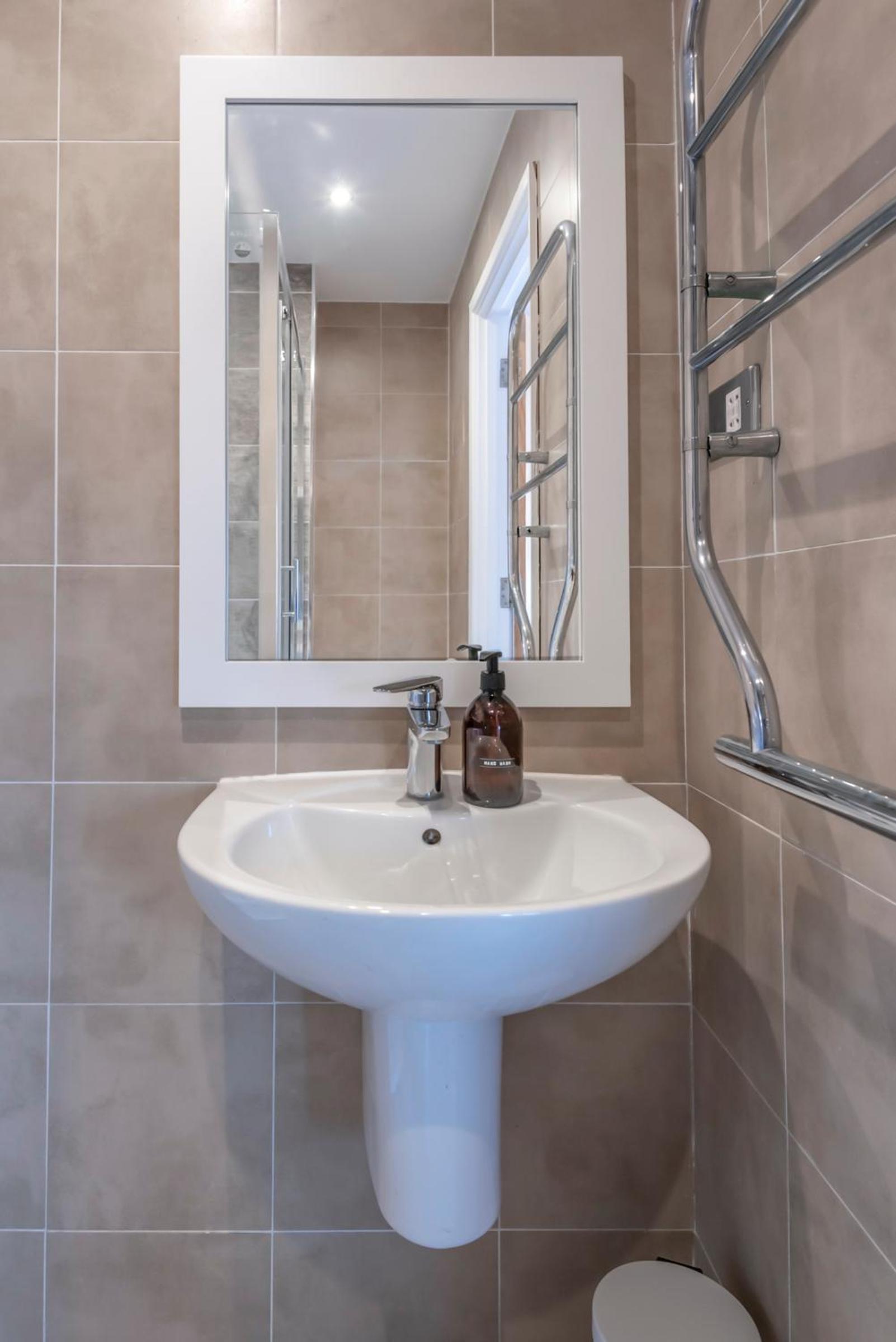 The Loft - Spacious Luxury 2 bed 2 bath with FREE Secure Parking and tube close by