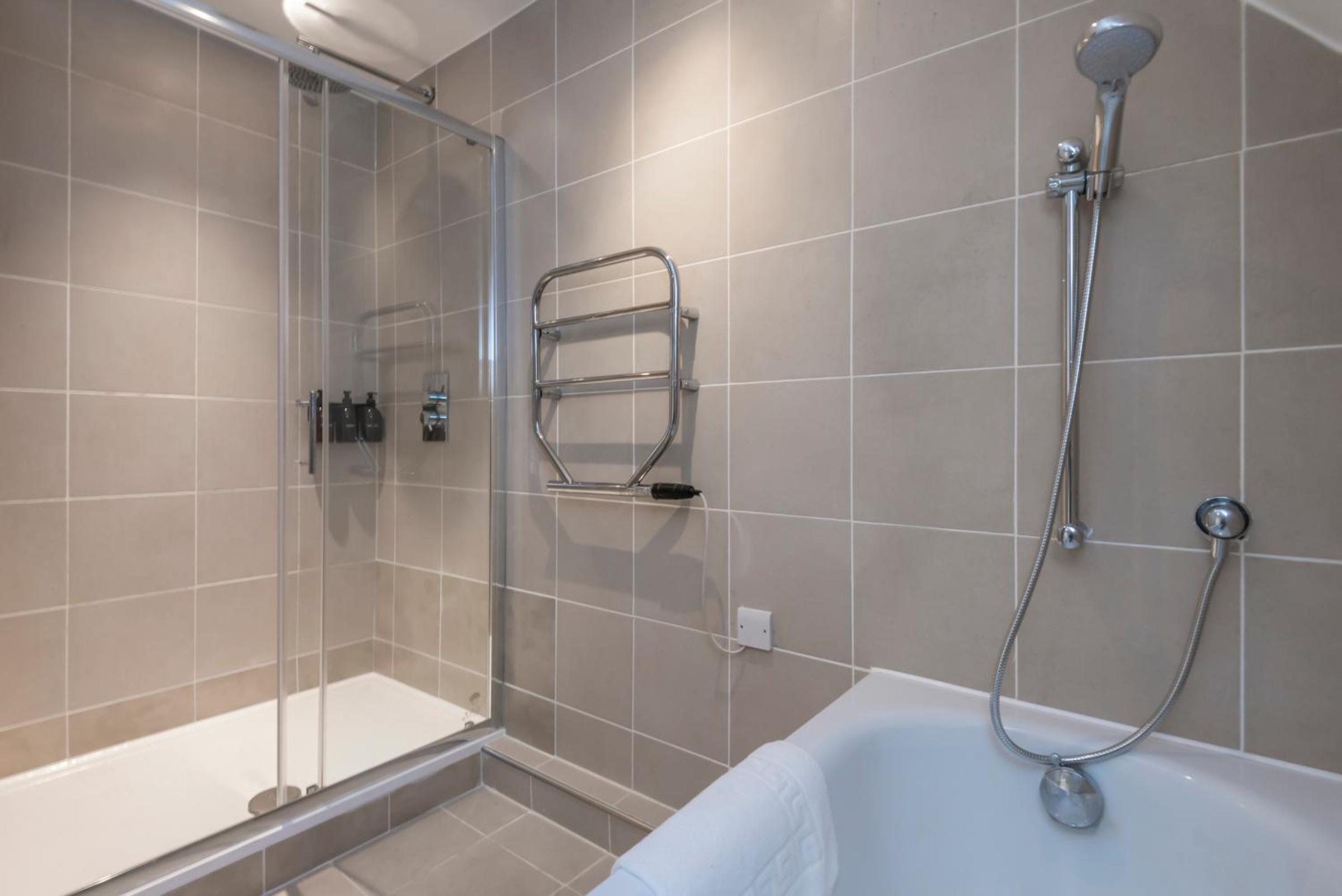 The Loft - Spacious Luxury 2 bed 2 bath with FREE Secure Parking and tube close by