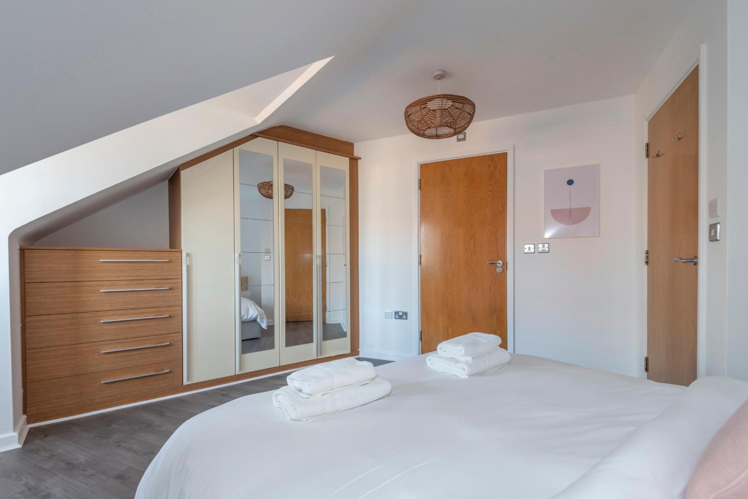 The Loft - Spacious Luxury 2 bed 2 bath with FREE Secure Parking and tube close by