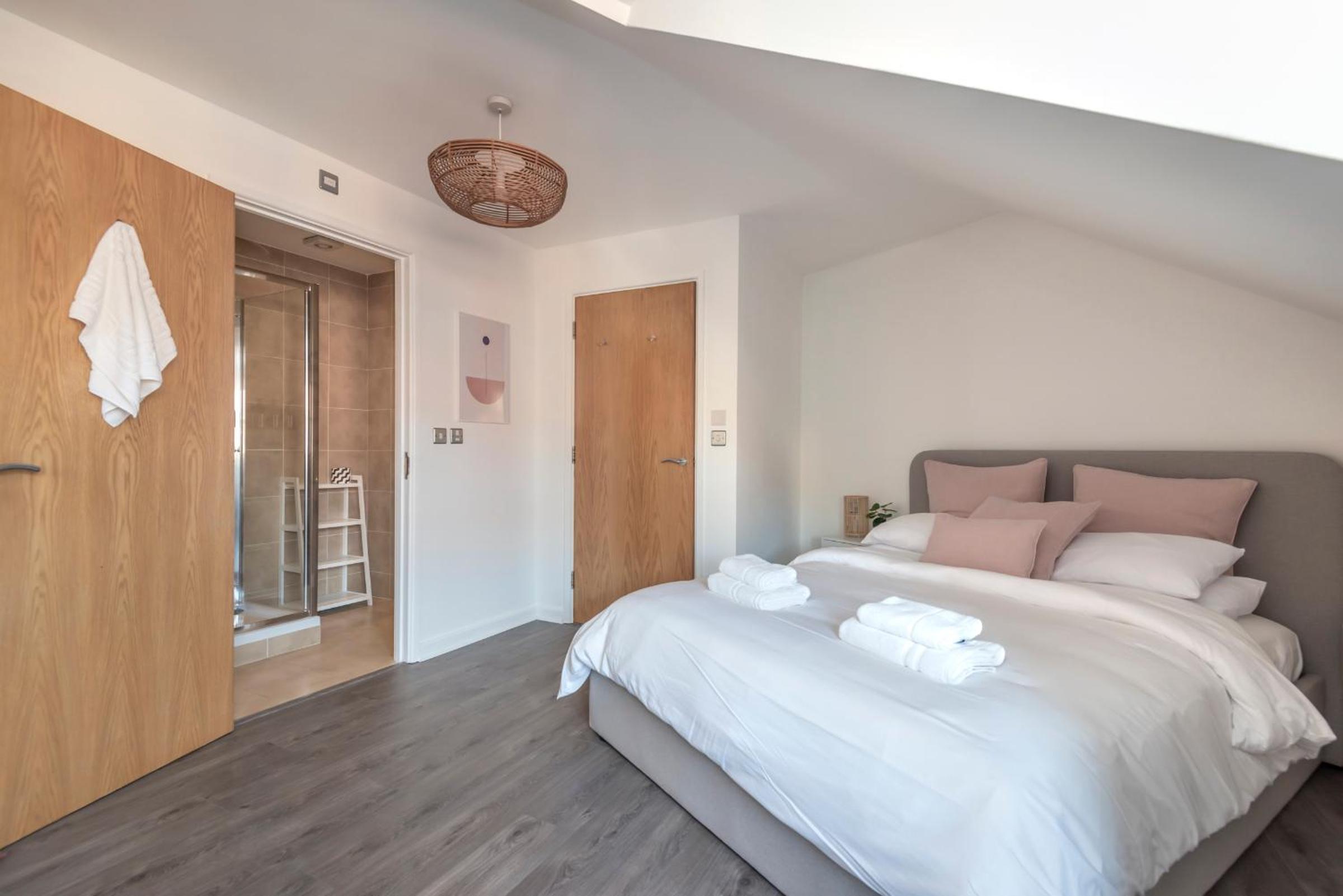 The Loft - Spacious Luxury 2 bed 2 bath with FREE Secure Parking and tube close by