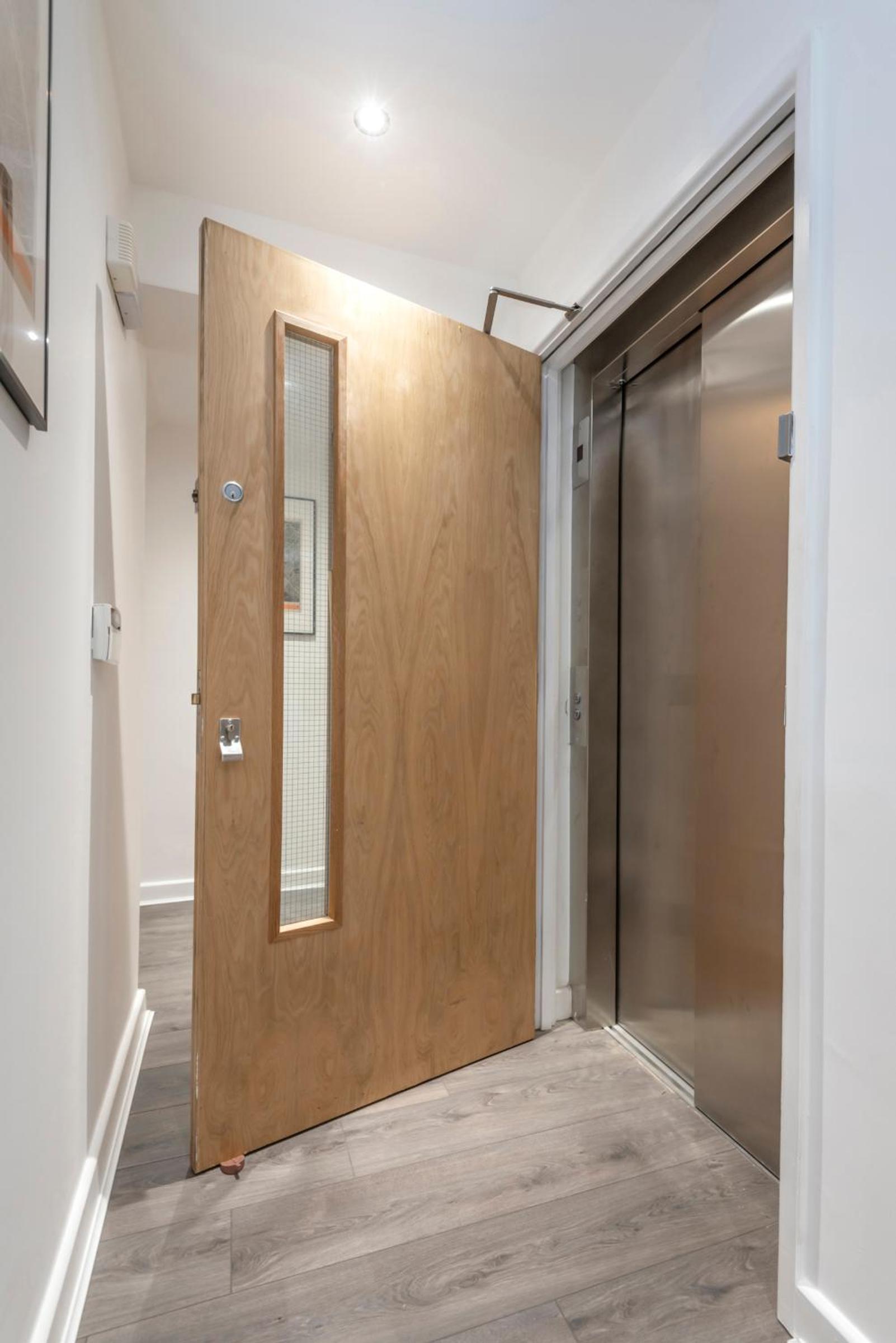 The Loft - Spacious Luxury 2 bed 2 bath with FREE Secure Parking and tube close by