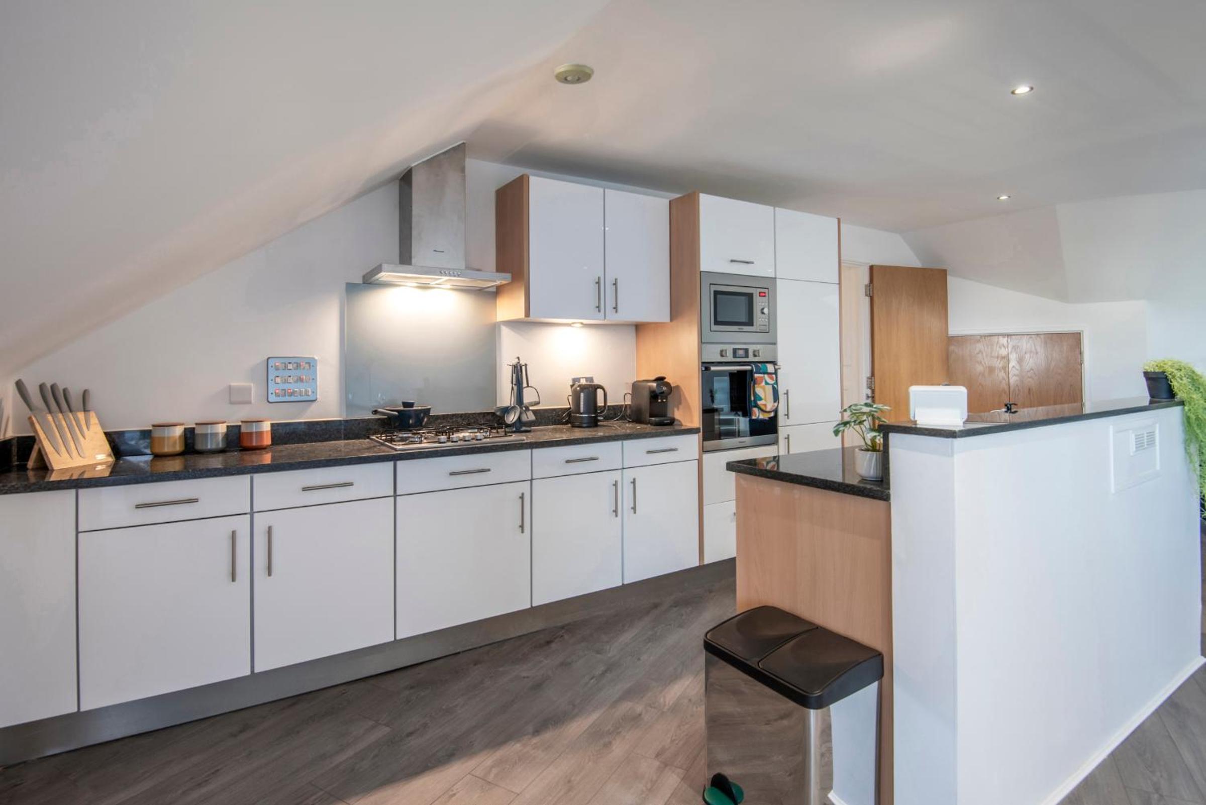 The Loft - Spacious Luxury 2 bed 2 bath with FREE Secure Parking and tube close by