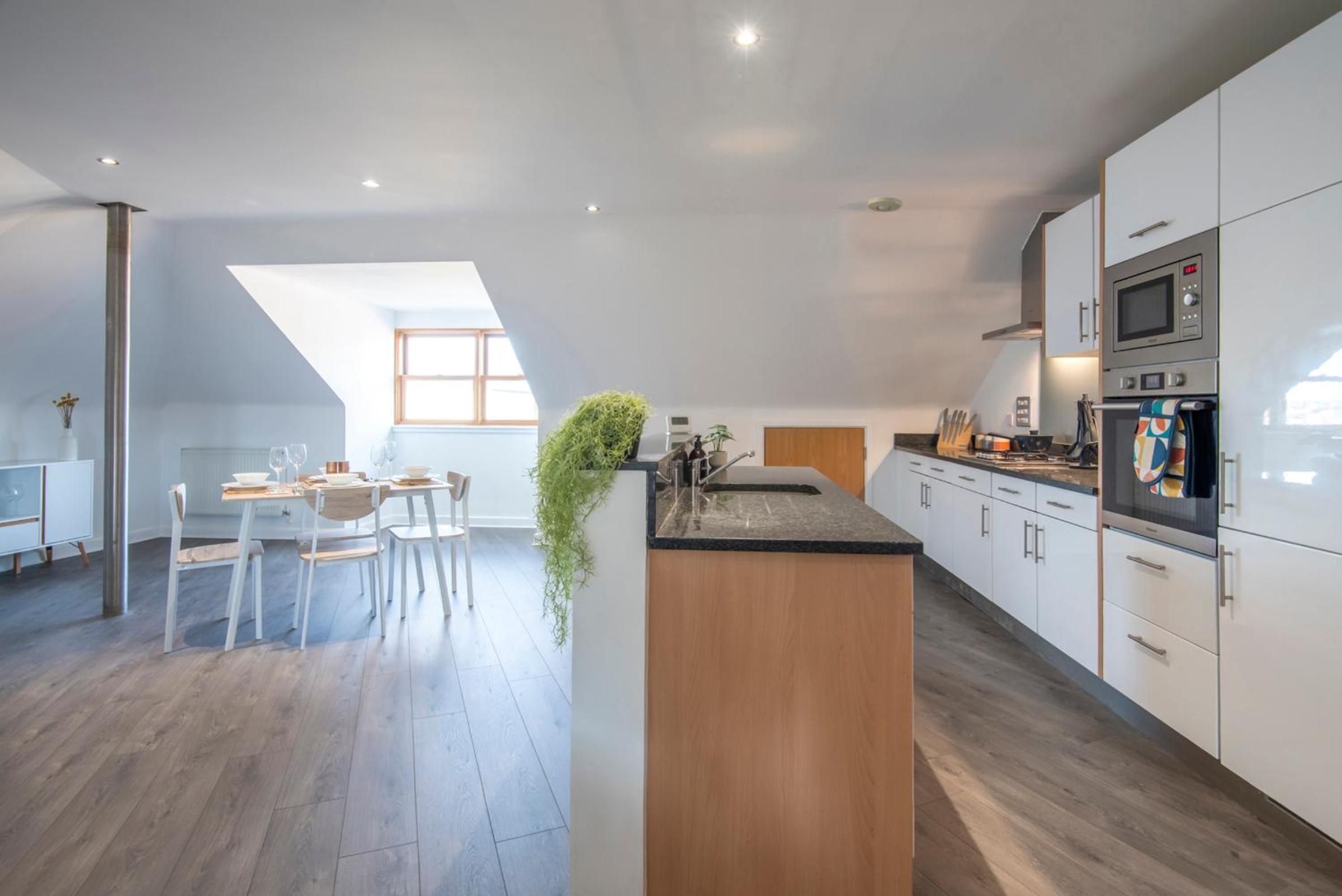 The Loft - Spacious Luxury 2 bed 2 bath with FREE Secure Parking and tube close by
