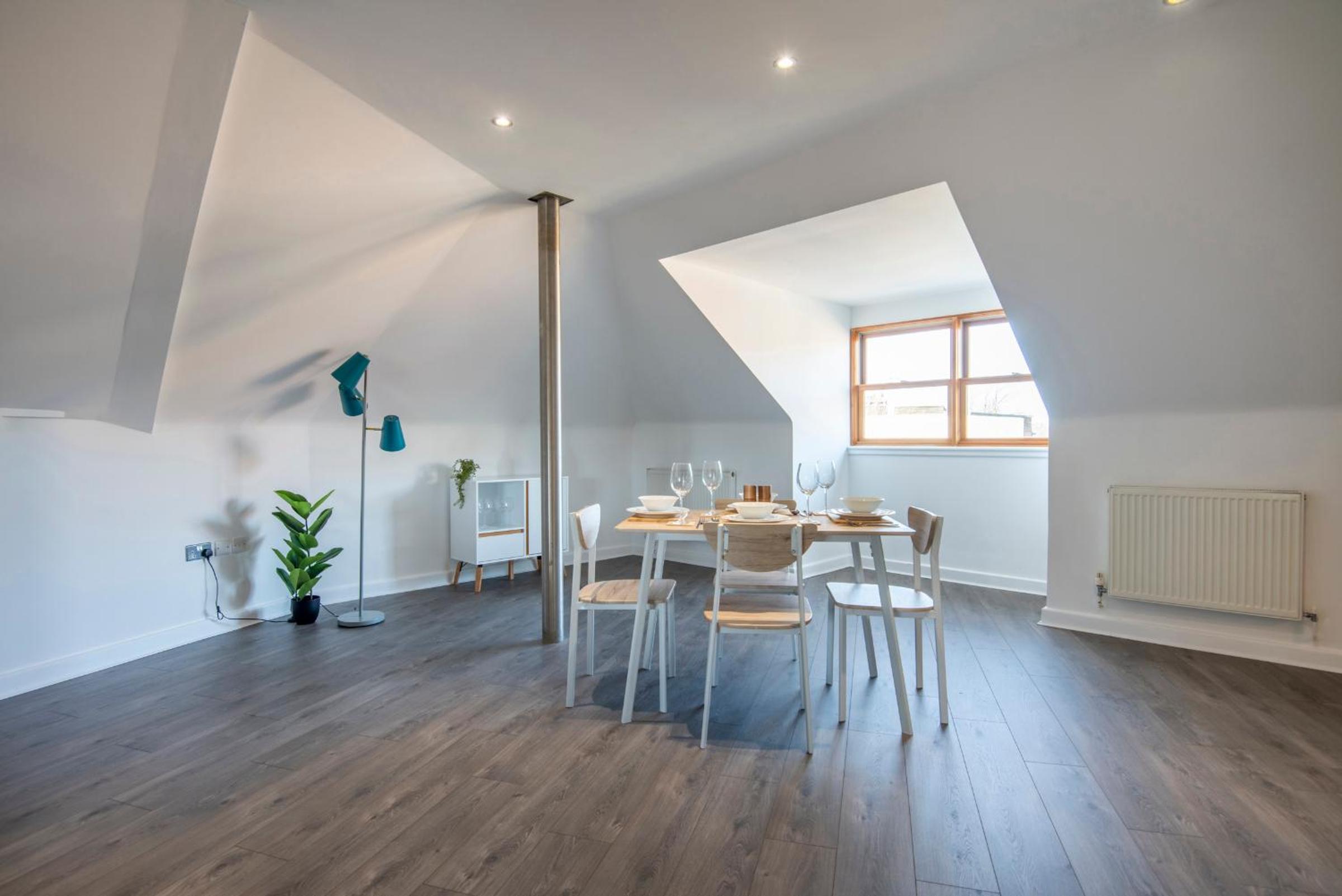 The Loft - Spacious Luxury 2 bed 2 bath with FREE Secure Parking and tube close by