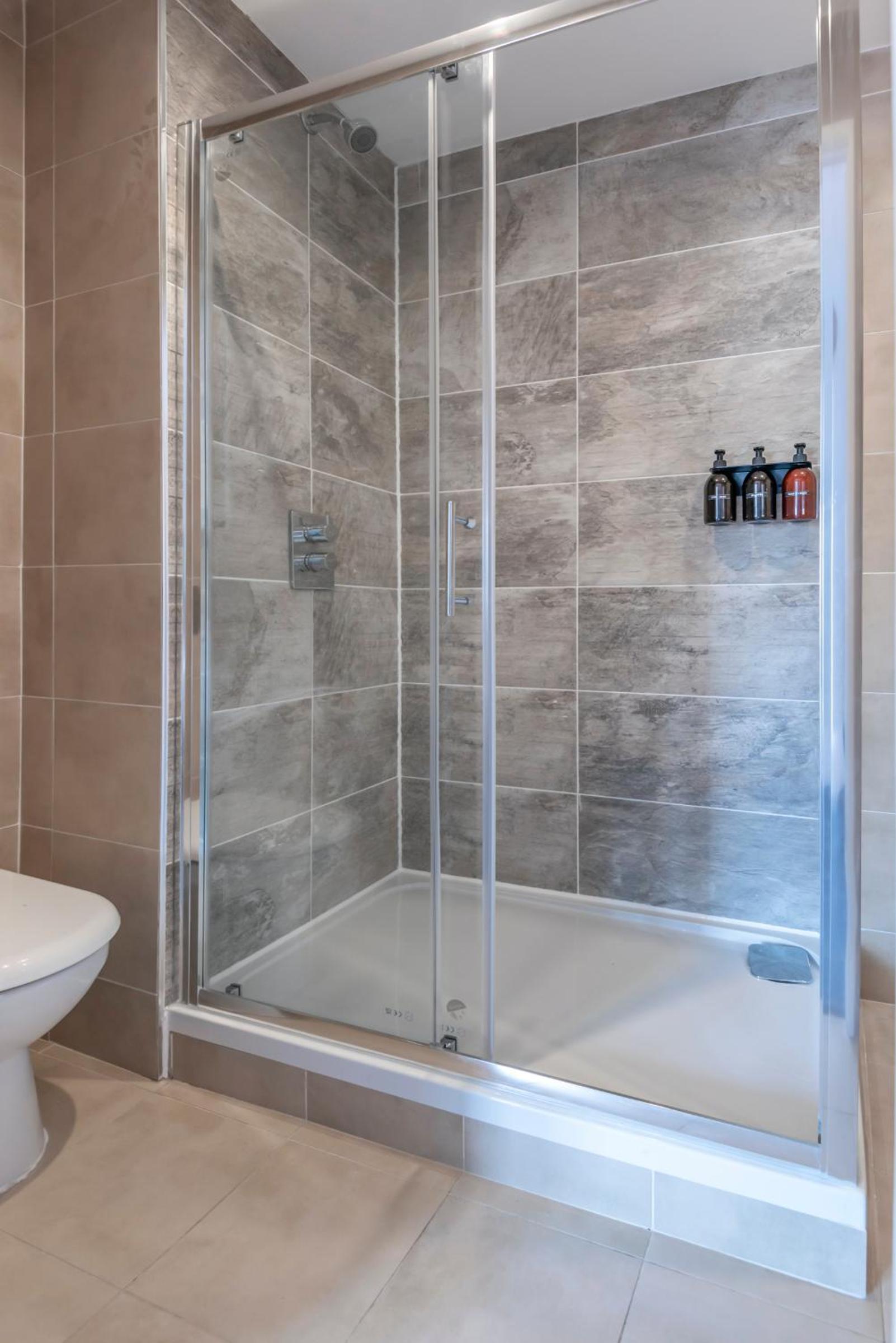 The Loft - Spacious Luxury 2 bed 2 bath with FREE Secure Parking and tube close by