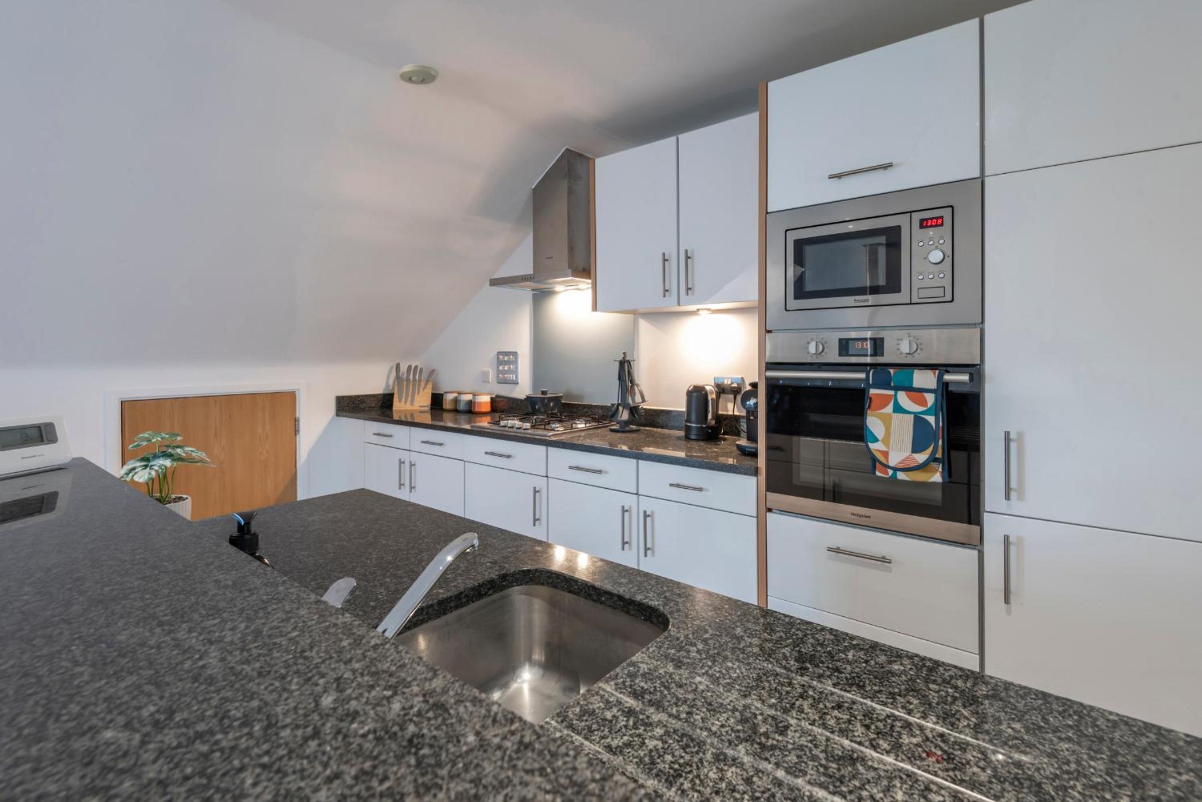 The Loft - Spacious Luxury 2 bed 2 bath with FREE Secure Parking and tube close by