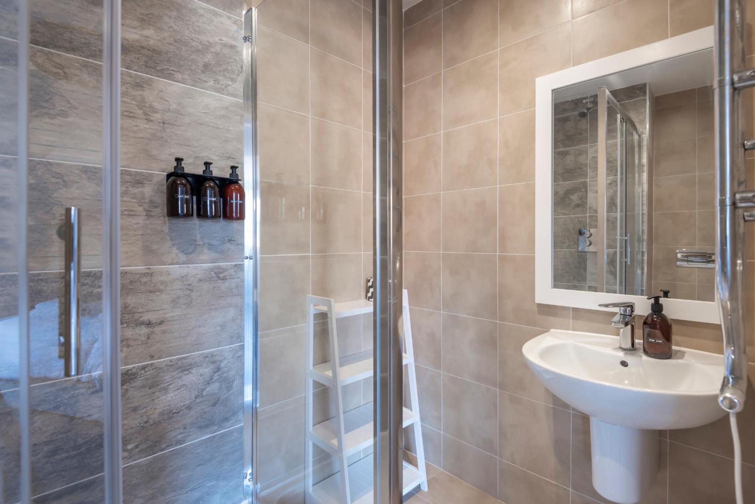 The Loft - Spacious Luxury 2 bed 2 bath with FREE Secure Parking and tube close by