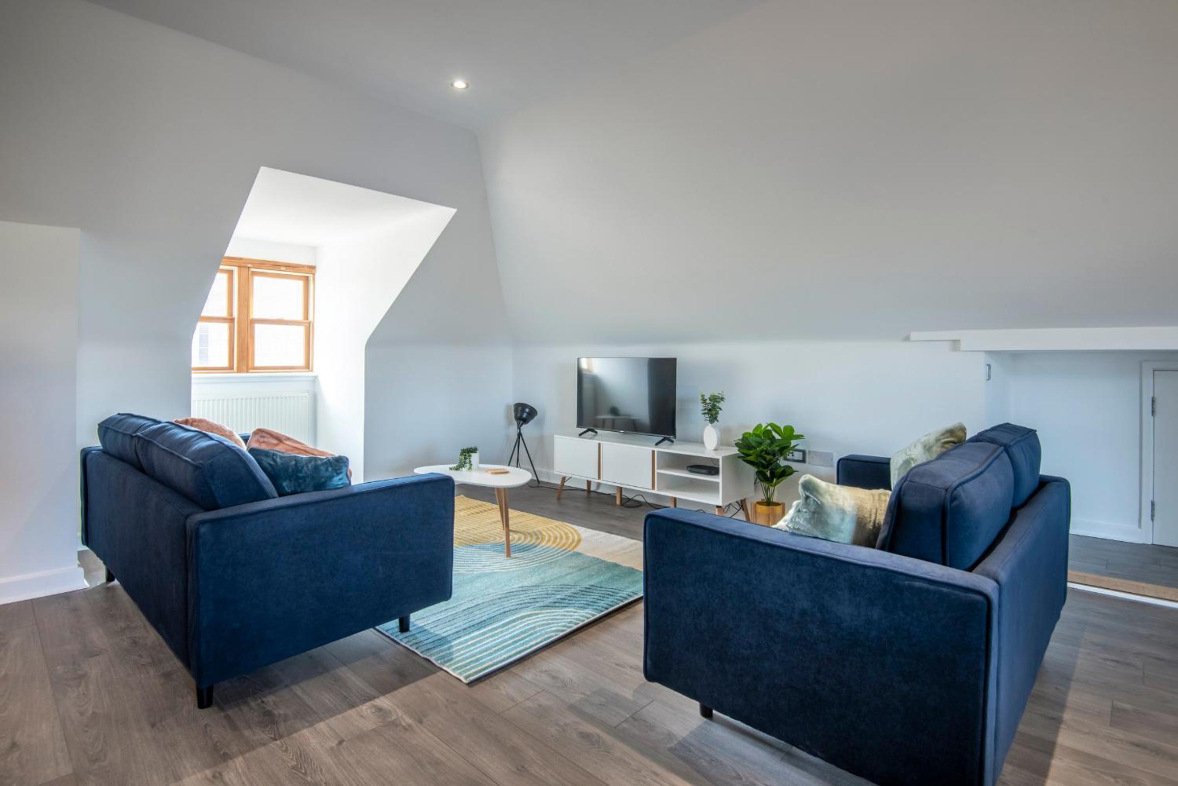 The Loft - Spacious Luxury 2 bed 2 bath with FREE Secure Parking and tube close by
