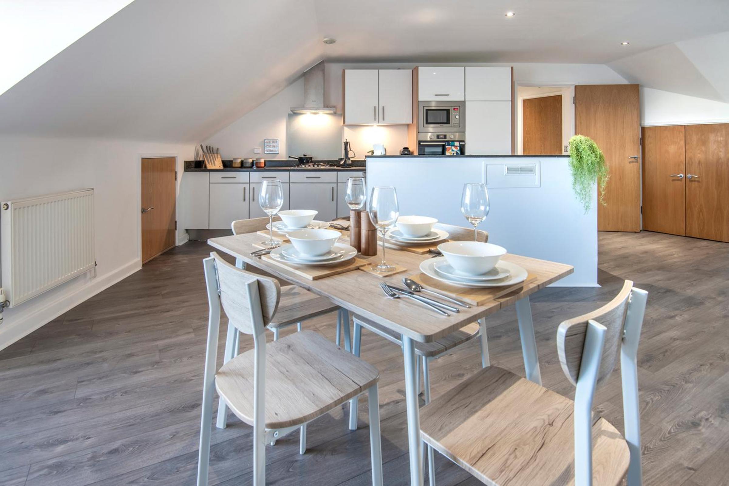 The Loft - Spacious Luxury 2 bed 2 bath with FREE Secure Parking and tube close by