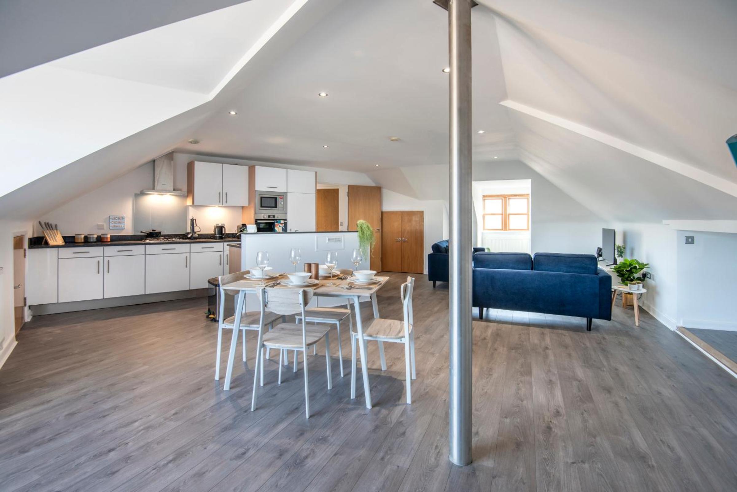 The Loft - Spacious Luxury 2 bed 2 bath with FREE Secure Parking and tube close by