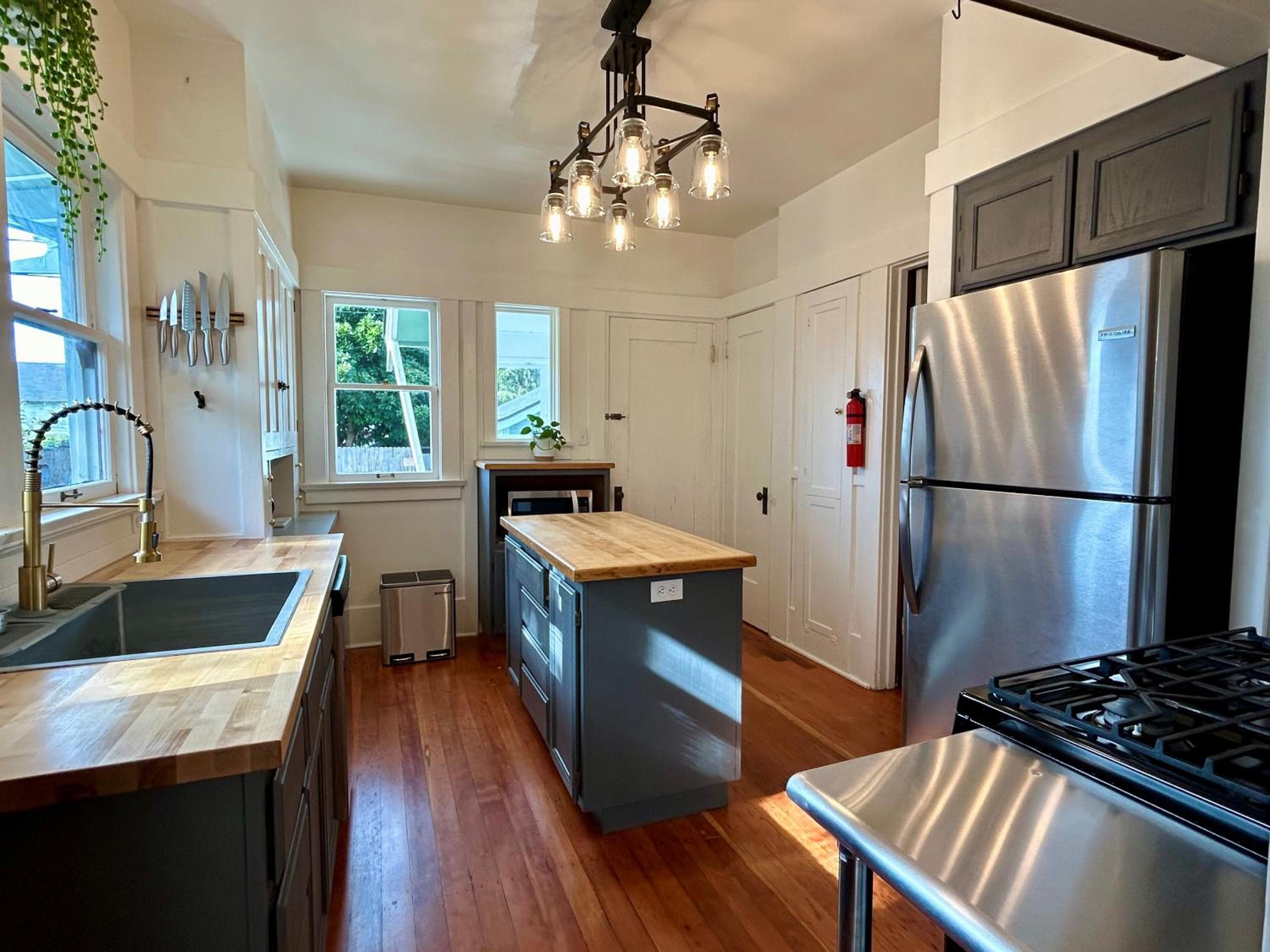 *Boho Bungalow-King-Backyard-Full Kitchen-W/D* view 5