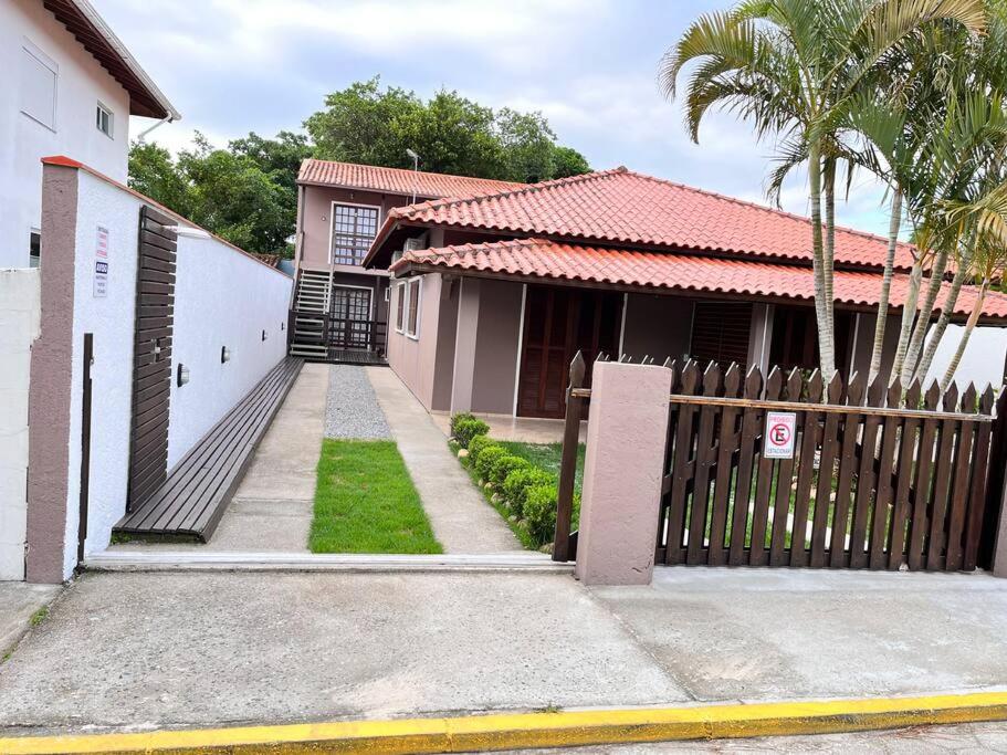 Ap com Sacadas, 02 quartos e churrasqueira
