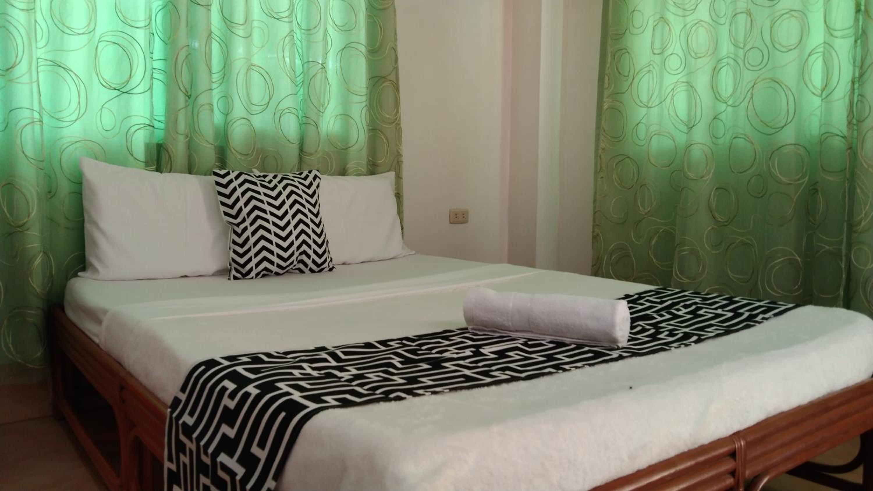 HMC GUESTHOUSE -Malapascua Island Air-conditioned Room #1 view 4