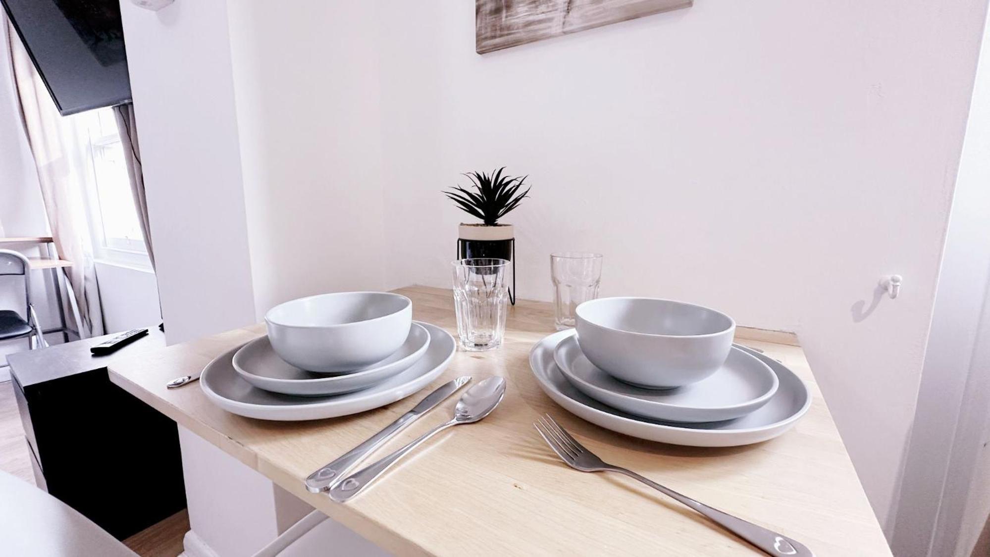UK Chaps Retreat: Chelsea Studio Haven with Private Balcony