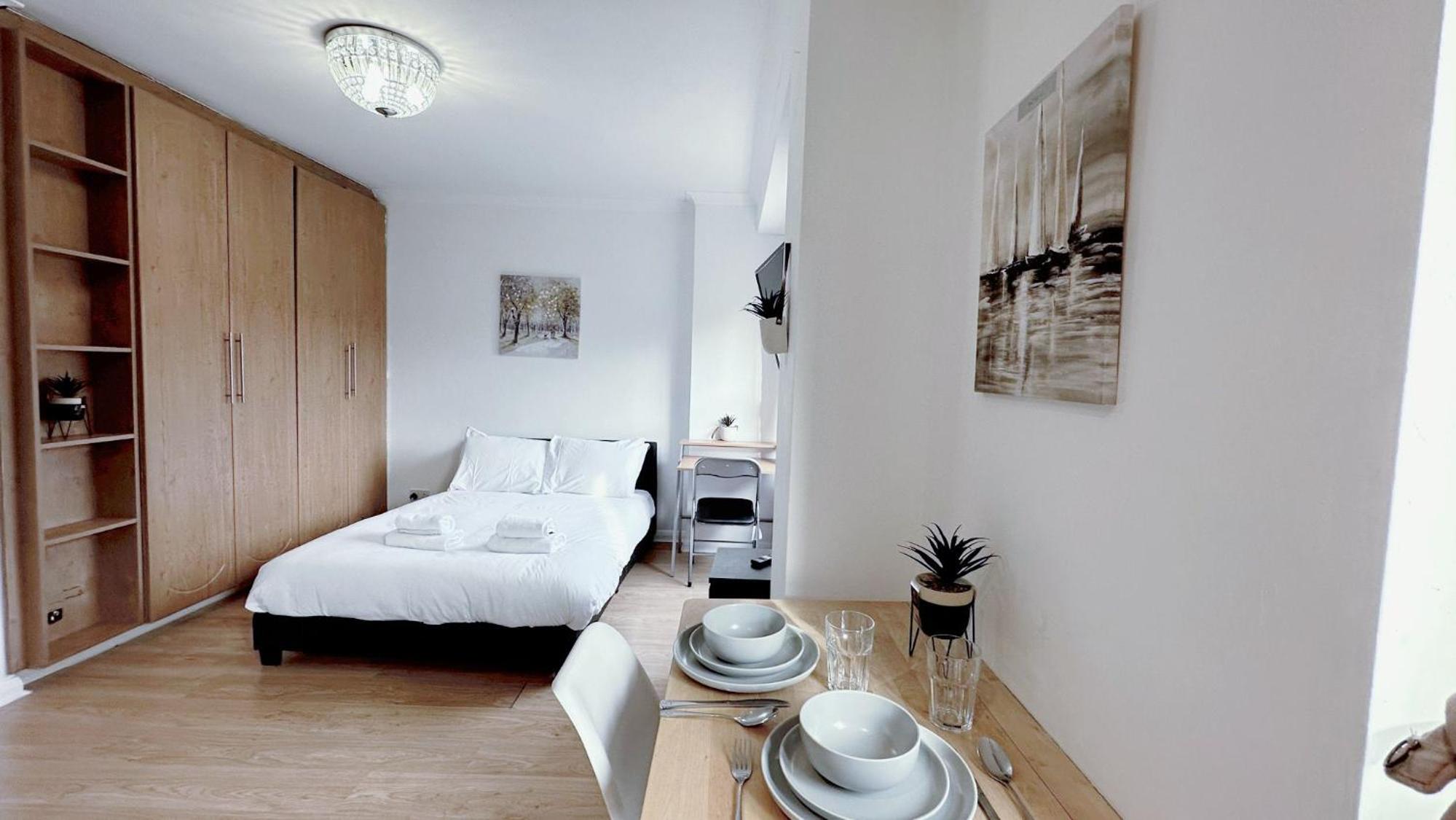 UK Chaps Retreat: Chelsea Studio Haven with Private Balcony