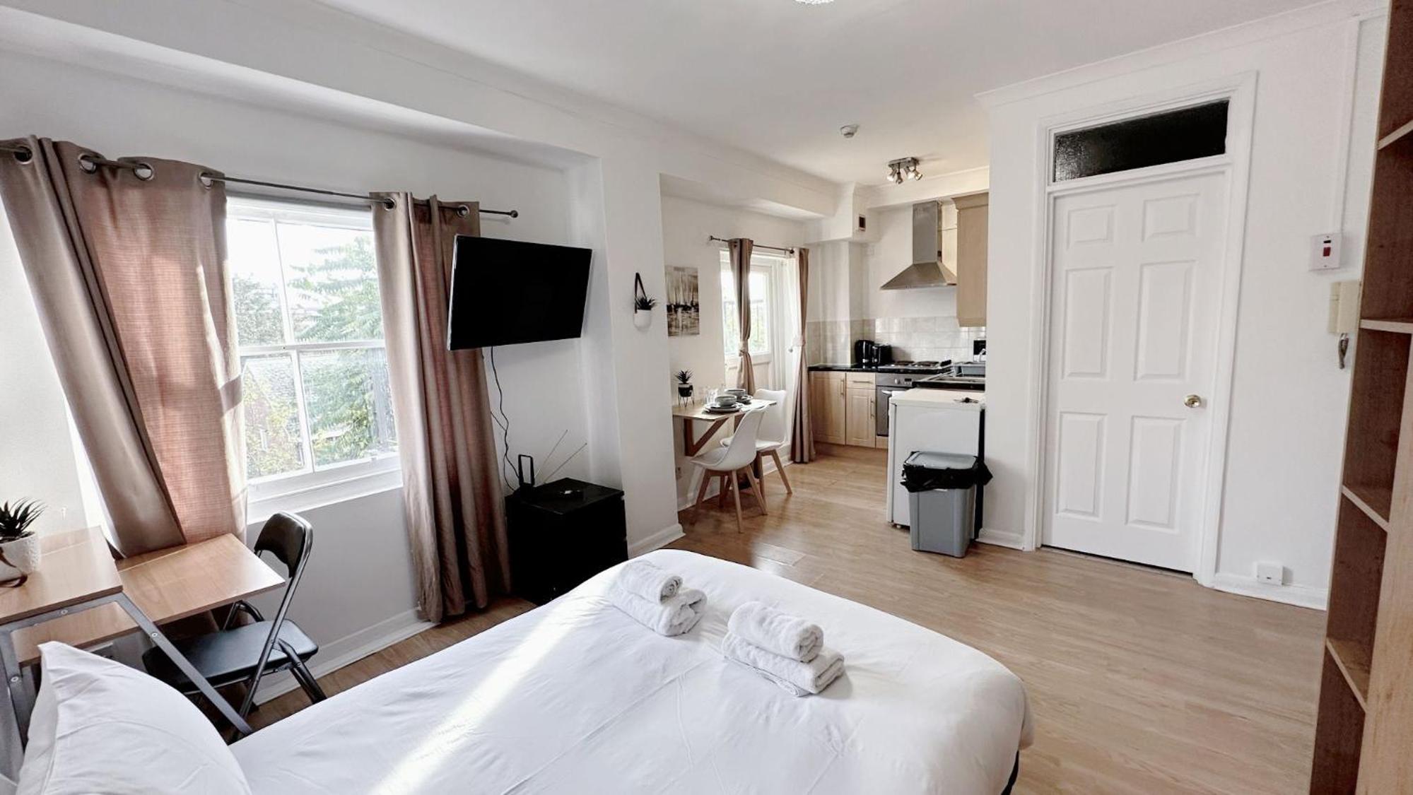UK Chaps Retreat: Chelsea Studio Haven with Private Balcony