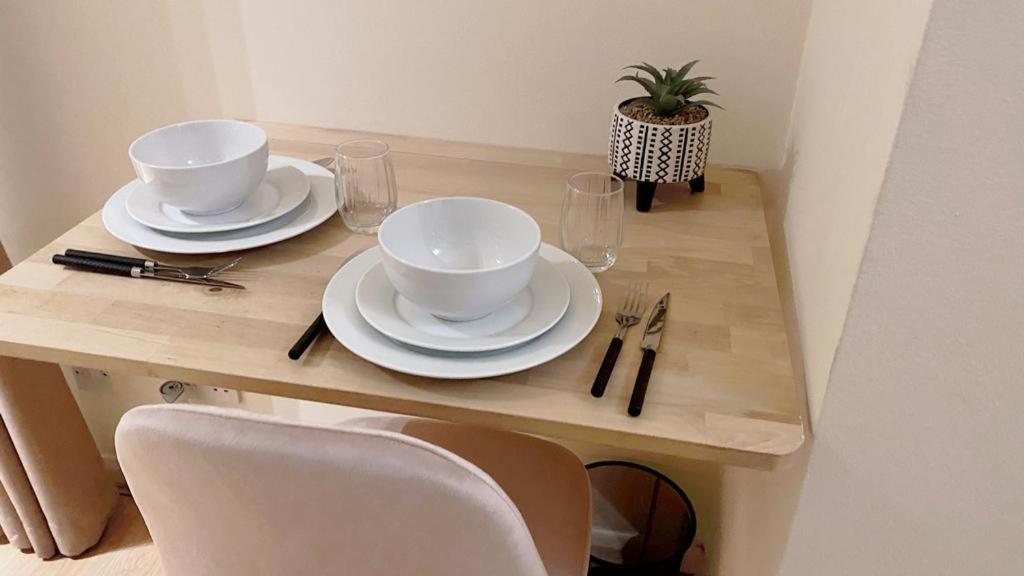 UK Chaps Retreat: Chelsea Studio Haven with Private Balcony