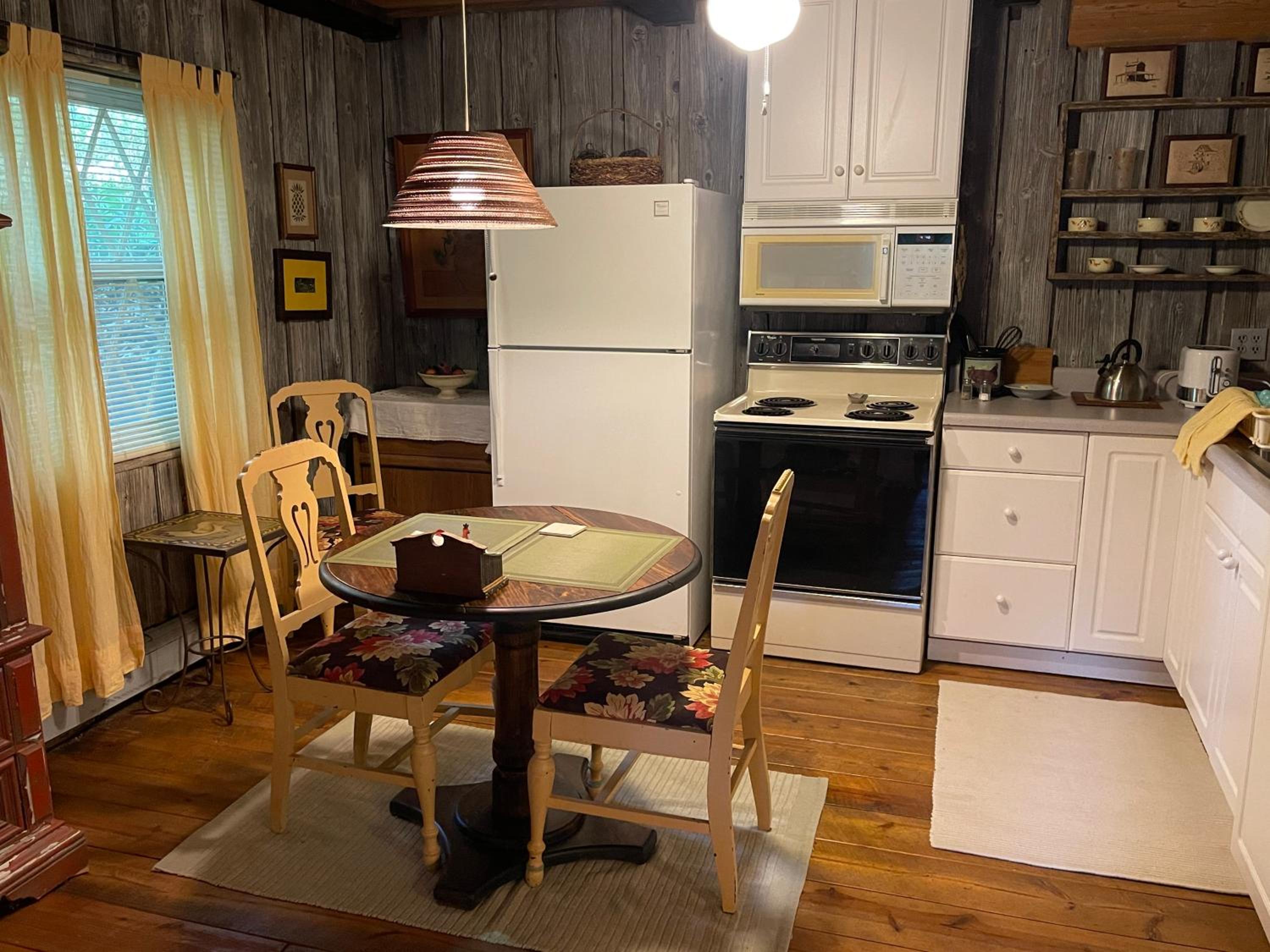 Mary's Place - Studio surrounded by nature but close to High Point