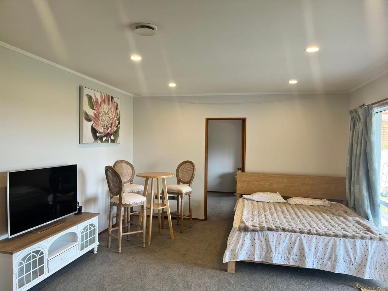 Perfect living in Eastern view 5