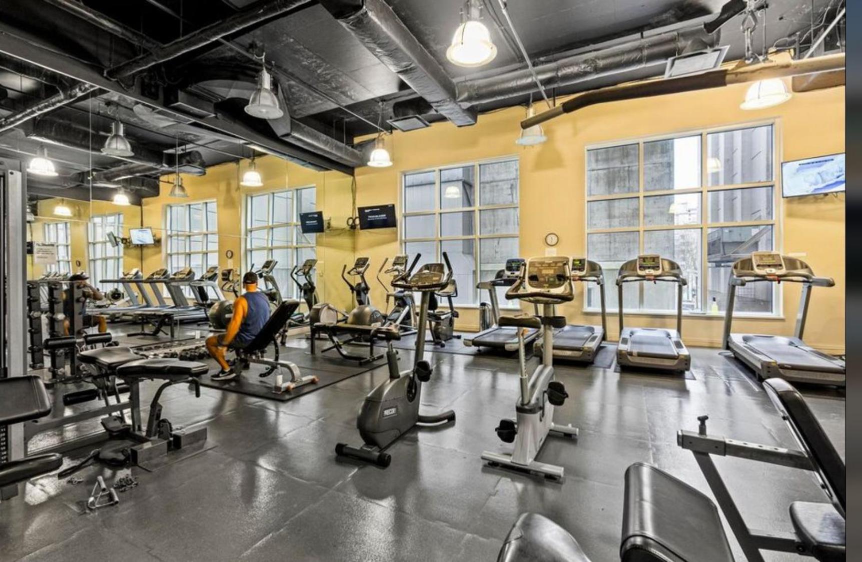 Downtown Vancouver 1-bedroom condo high-rise