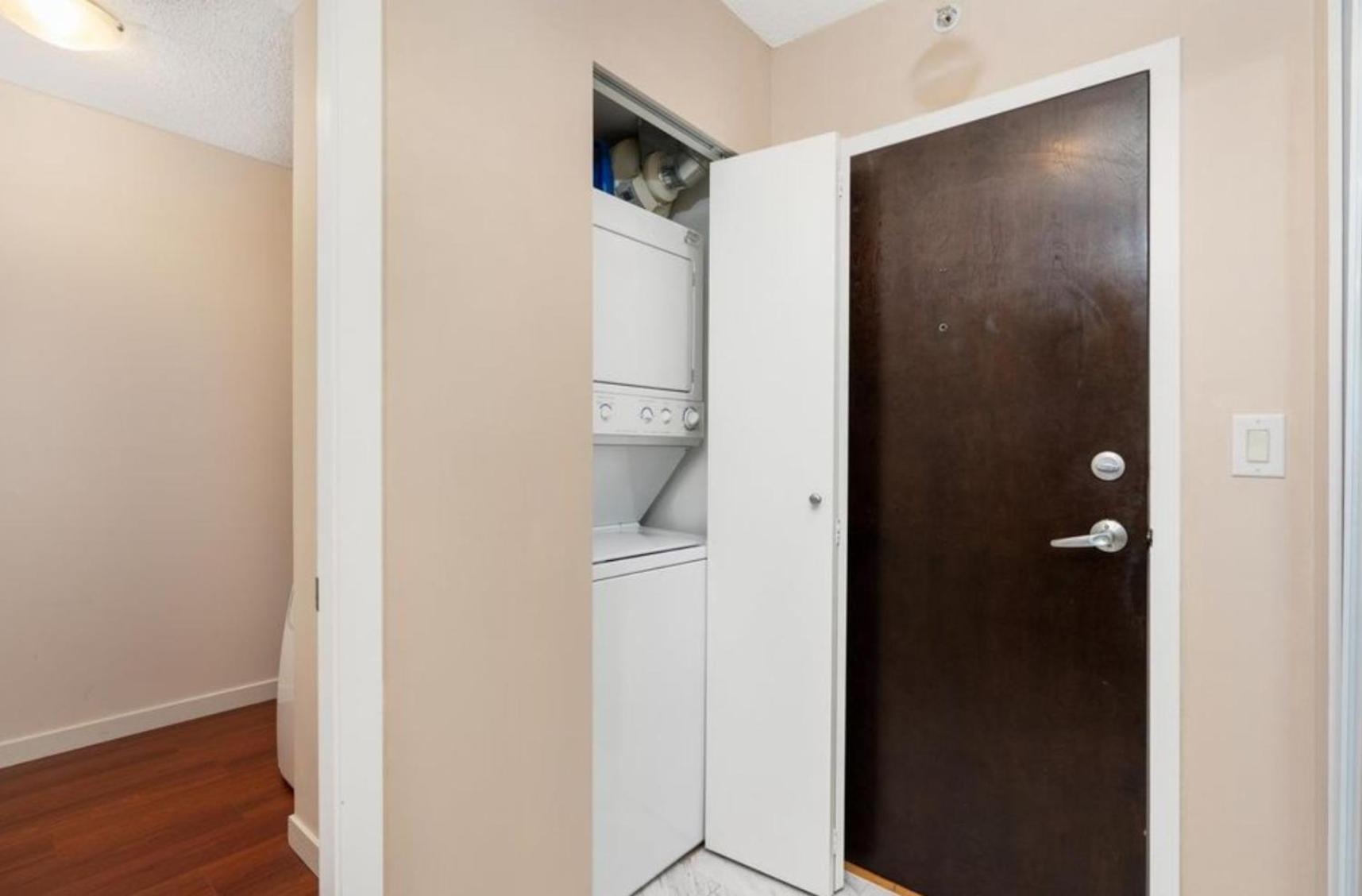Downtown Vancouver 1-bedroom condo high-rise