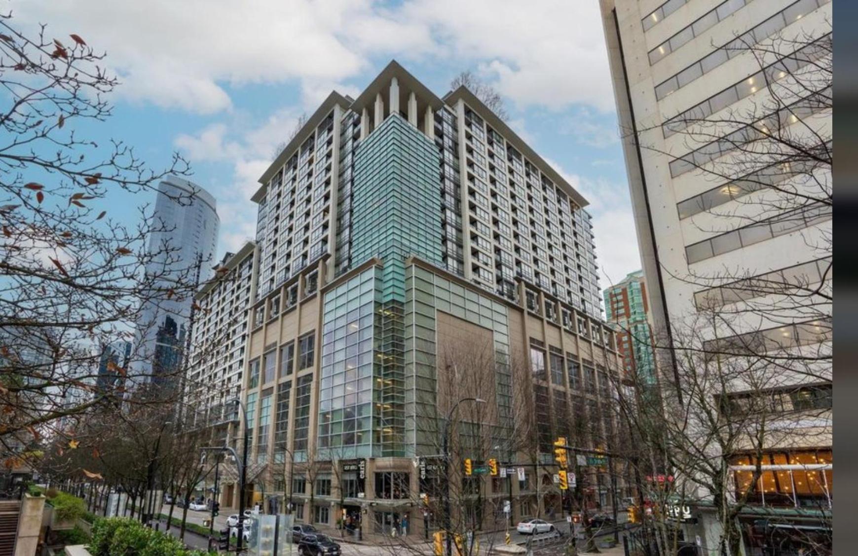 Downtown Vancouver 1-bedroom condo high-rise
