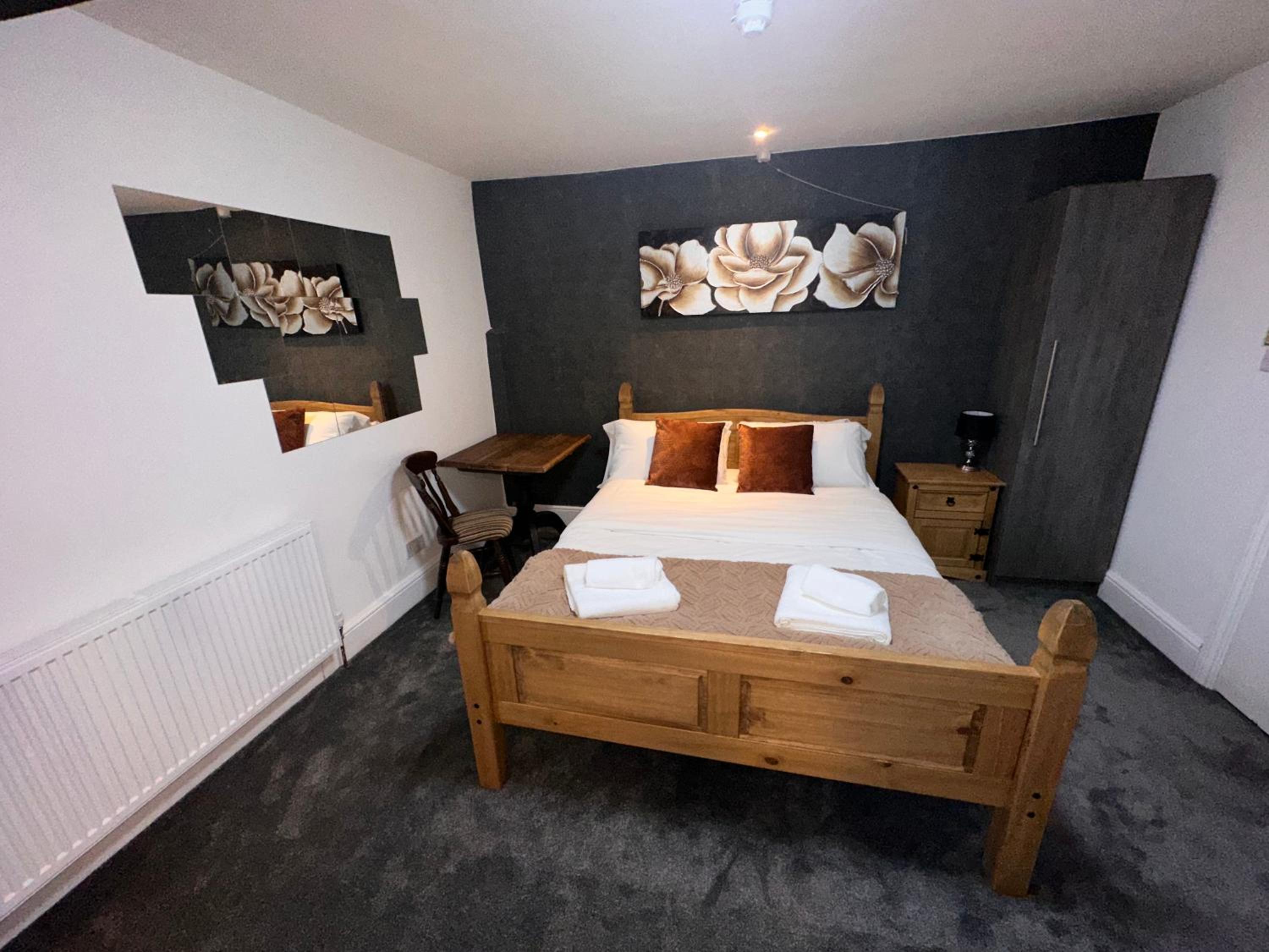 The White Lion Hotel with Free Parking, 1 Minute Walk to Yate Shopping Centre & Onsite Italian Restaurant