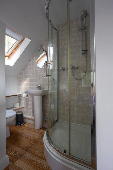 Spacious bungalow with estuary views near Llansteffan