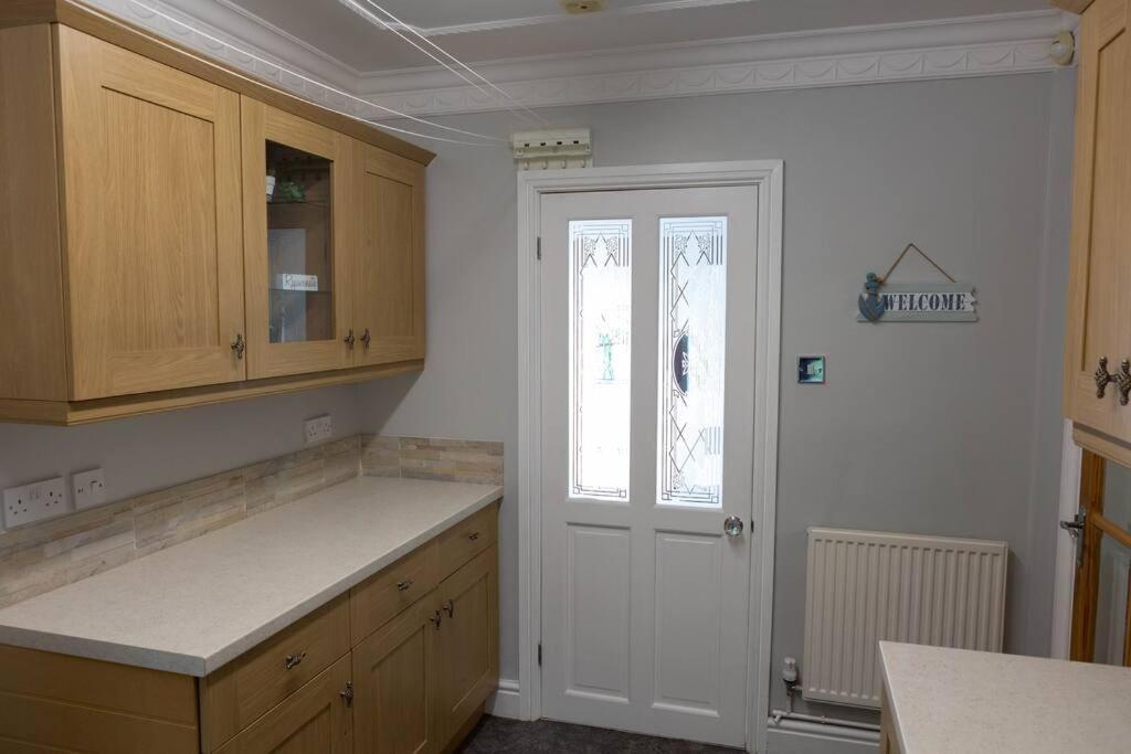 Spacious bungalow with estuary views near Llansteffan