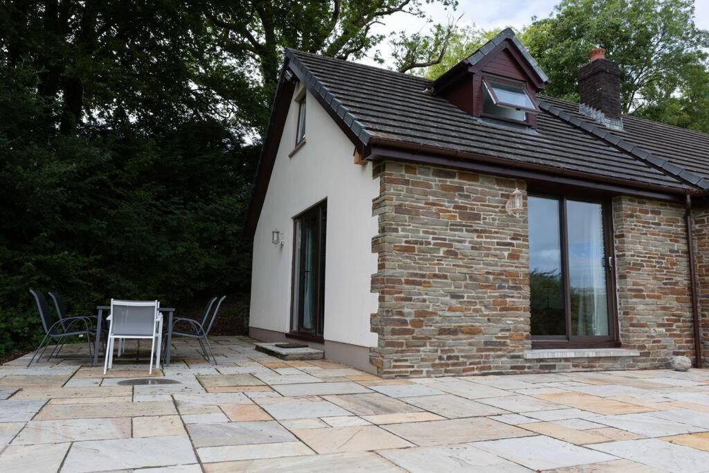 Spacious bungalow with estuary views near Llansteffan