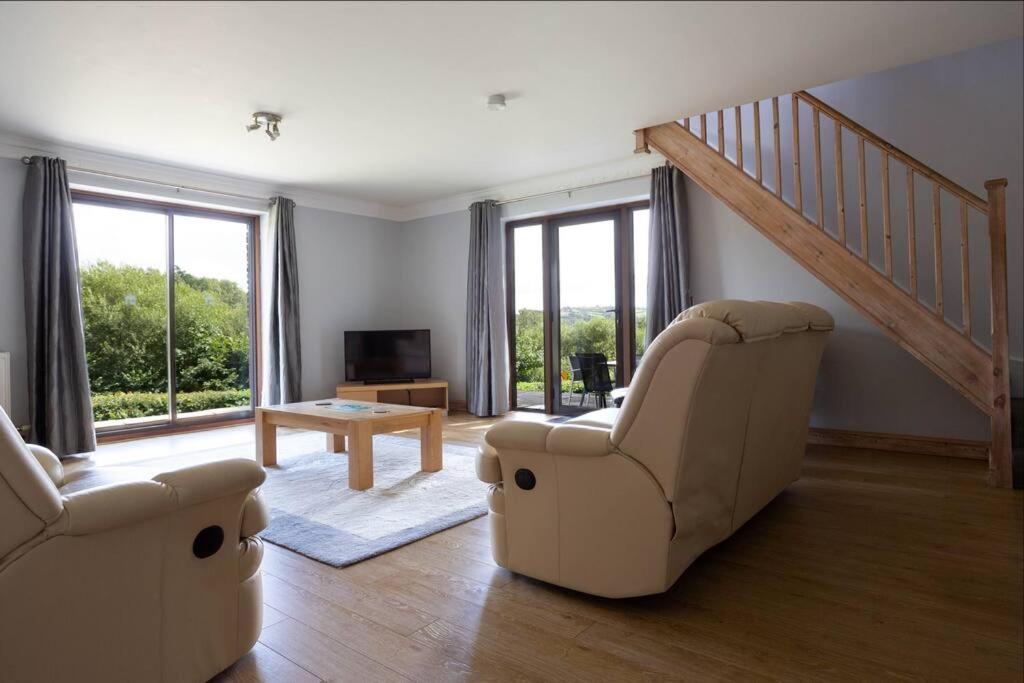 Spacious bungalow with estuary views near Llansteffan
