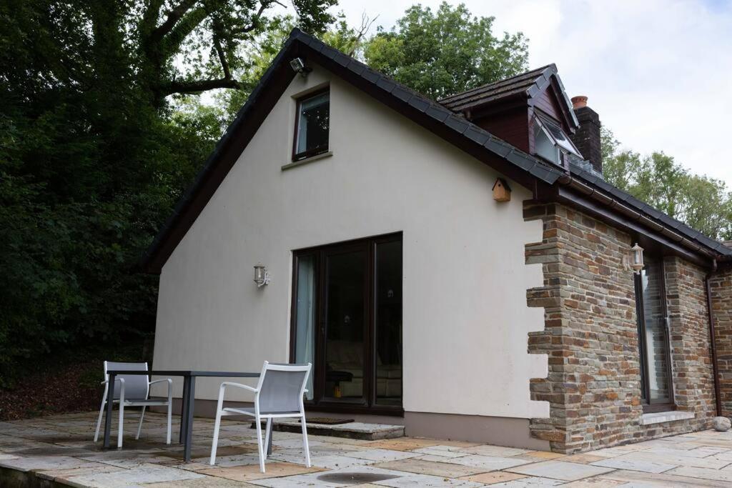 Spacious bungalow with estuary views near Llansteffan